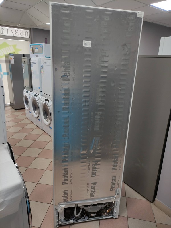 Frižider Bosch KGN49XWEA , 203 cm.