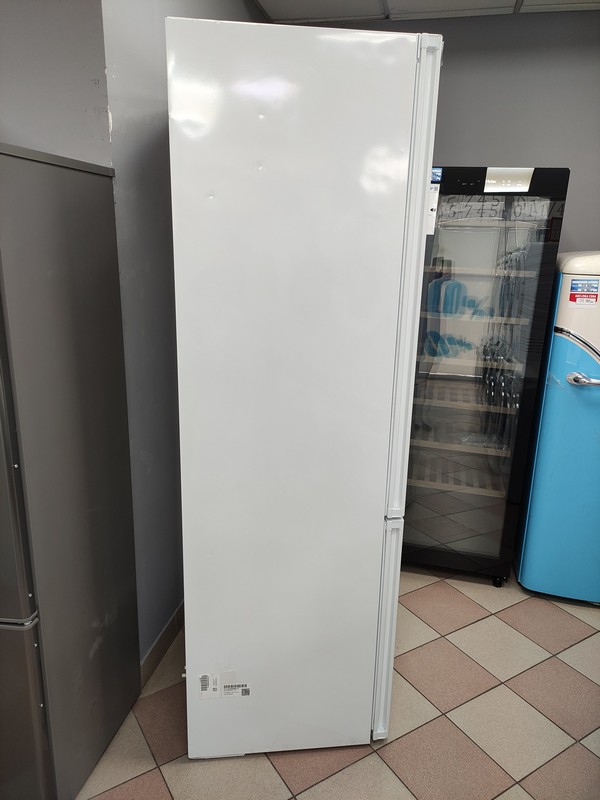 Frižider Bosch KGN49XWEA , 203 cm.