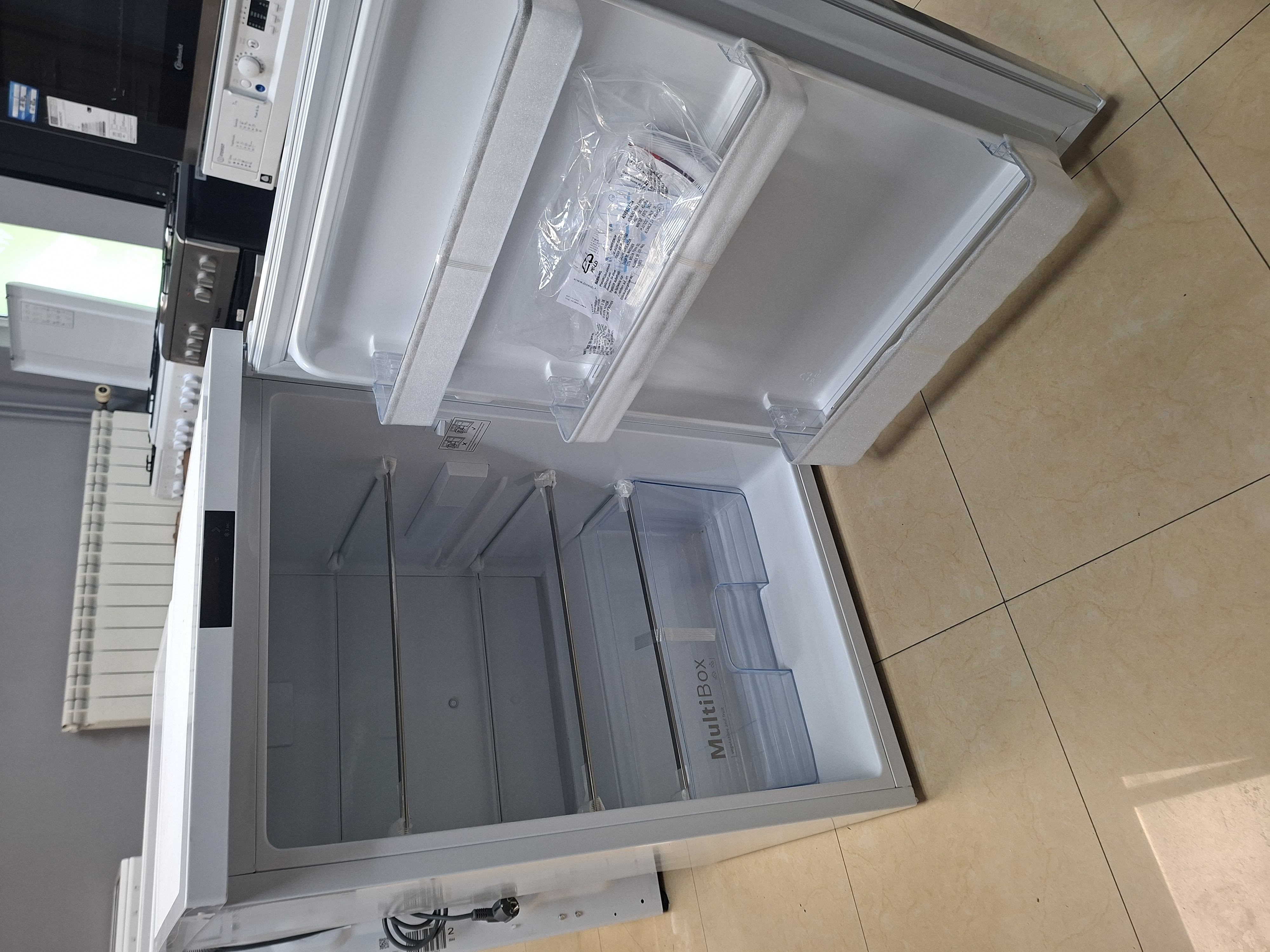 Frižider Bosch KTR15NWEB , 85 cm.