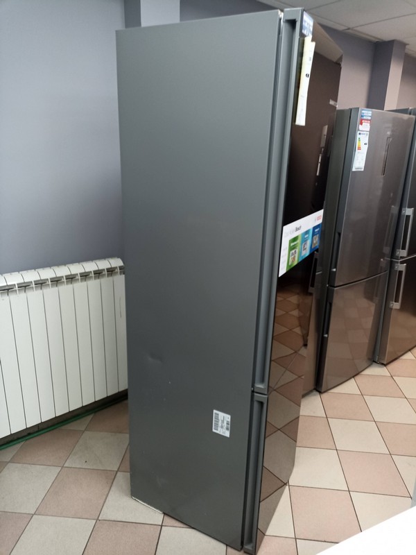 Frižider Bosch Serija 6 KGN39LBCF , 203 cm.