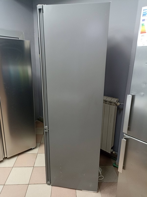 Frižider Bosch Serija 6 KGN39LBCF , 203 cm.