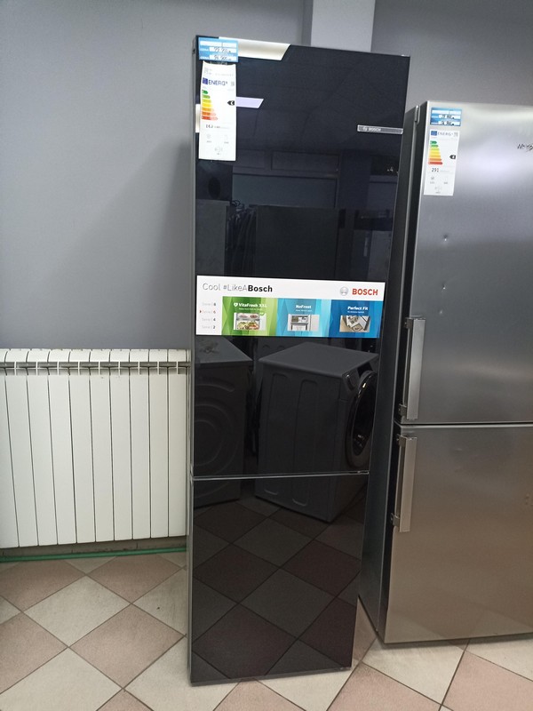 Frižider Bosch Serija 6 KGN39LBCF , 203 cm.