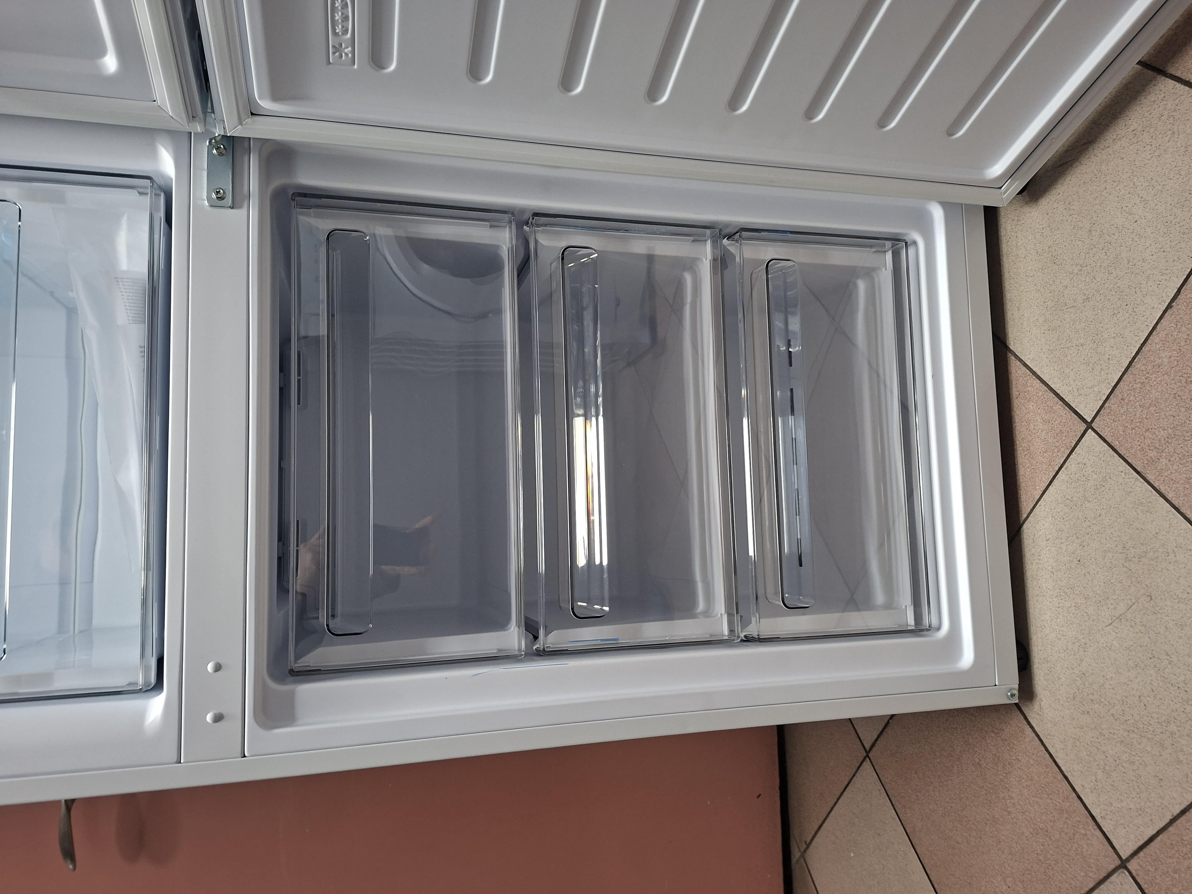 Frižider Candy CCE3T618EW , 185 cm.