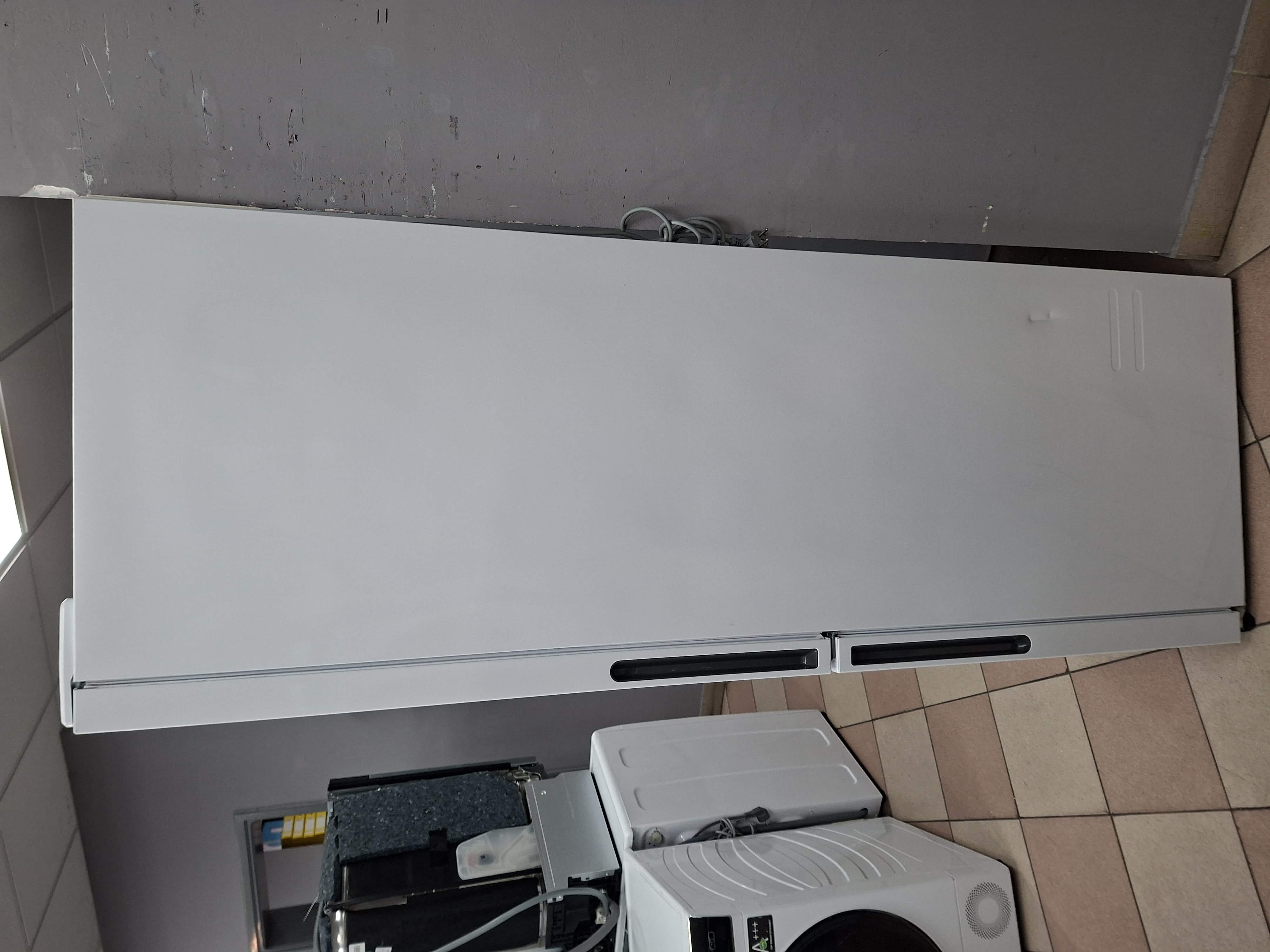 Frižider Candy CCE3T618FW , 185 cm.