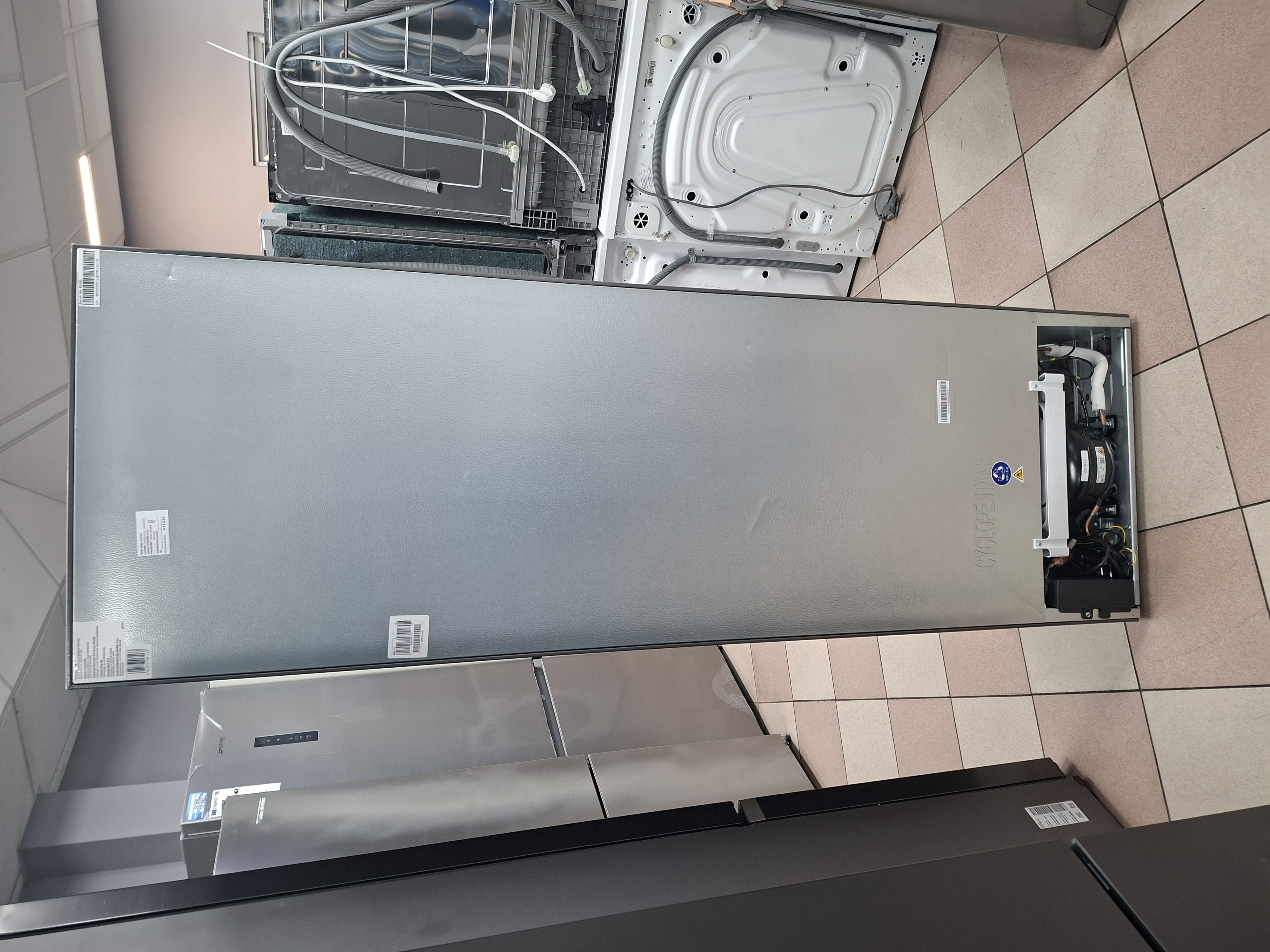 Frižider Hisense RB390N4CCD ,186 cm.