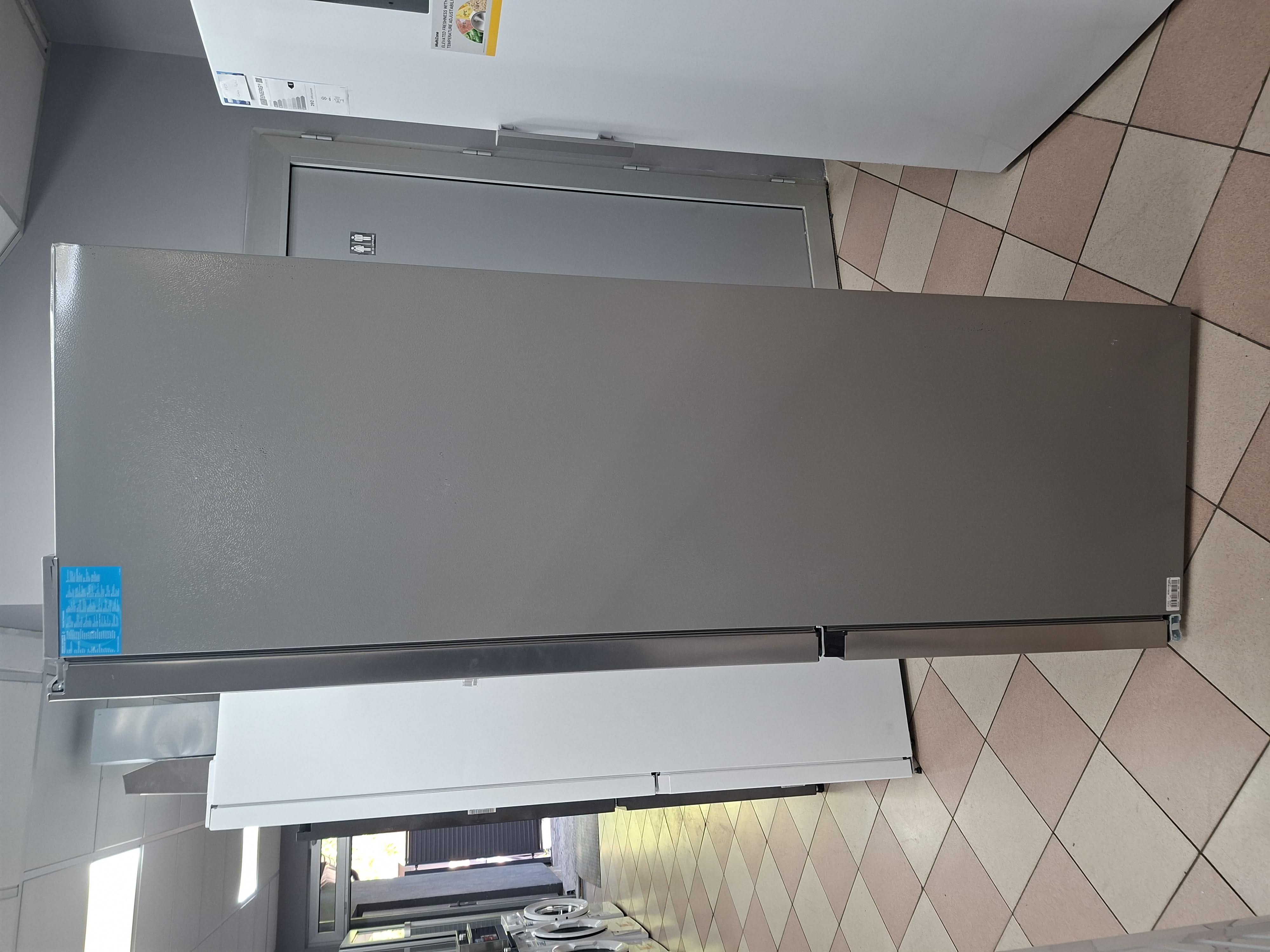 Frižider Midea MERB445MIC46 , 201 cm.