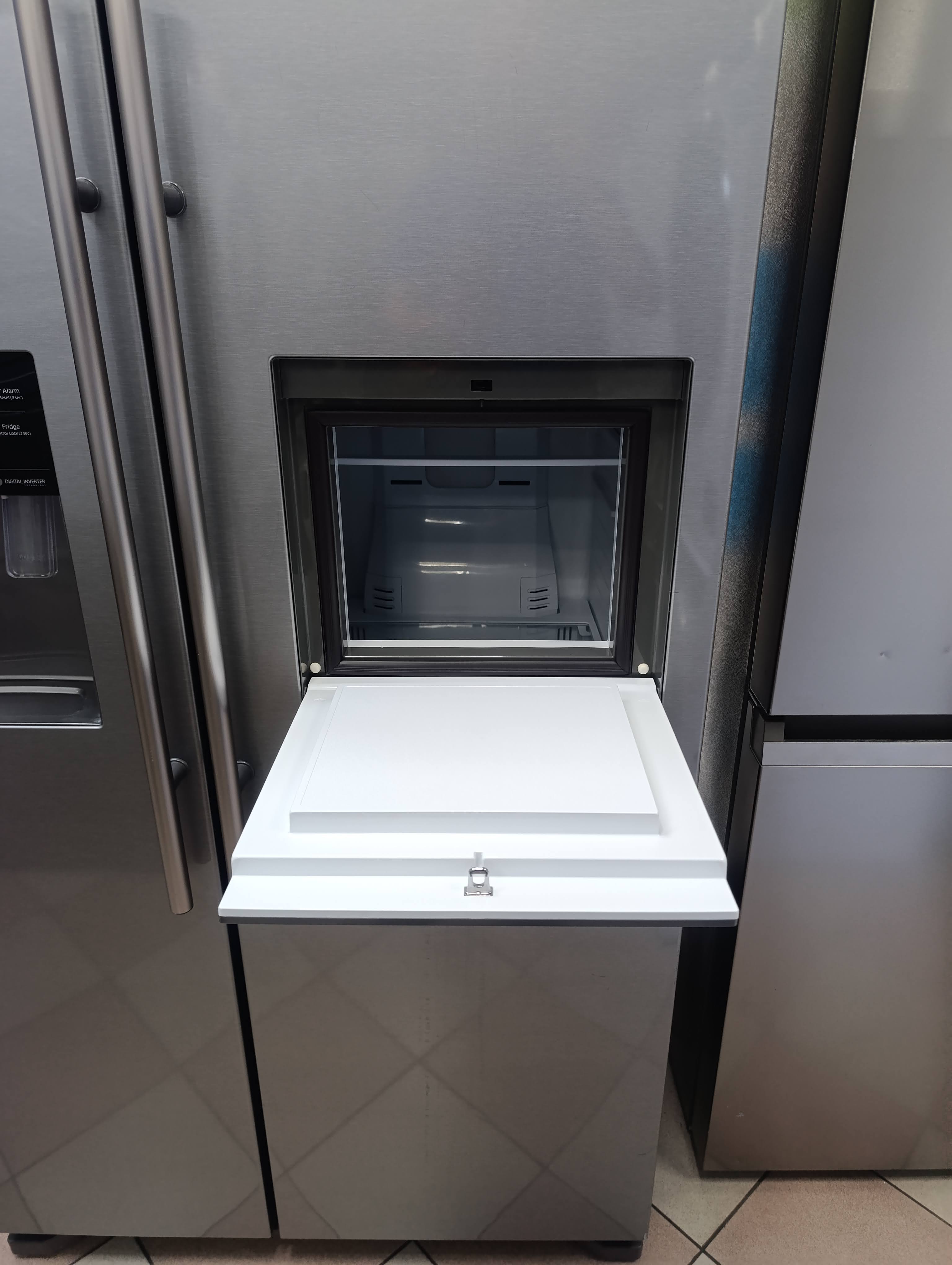 Frižider Samsung RS5HK4605SA Side-by-Side , 179 cm.