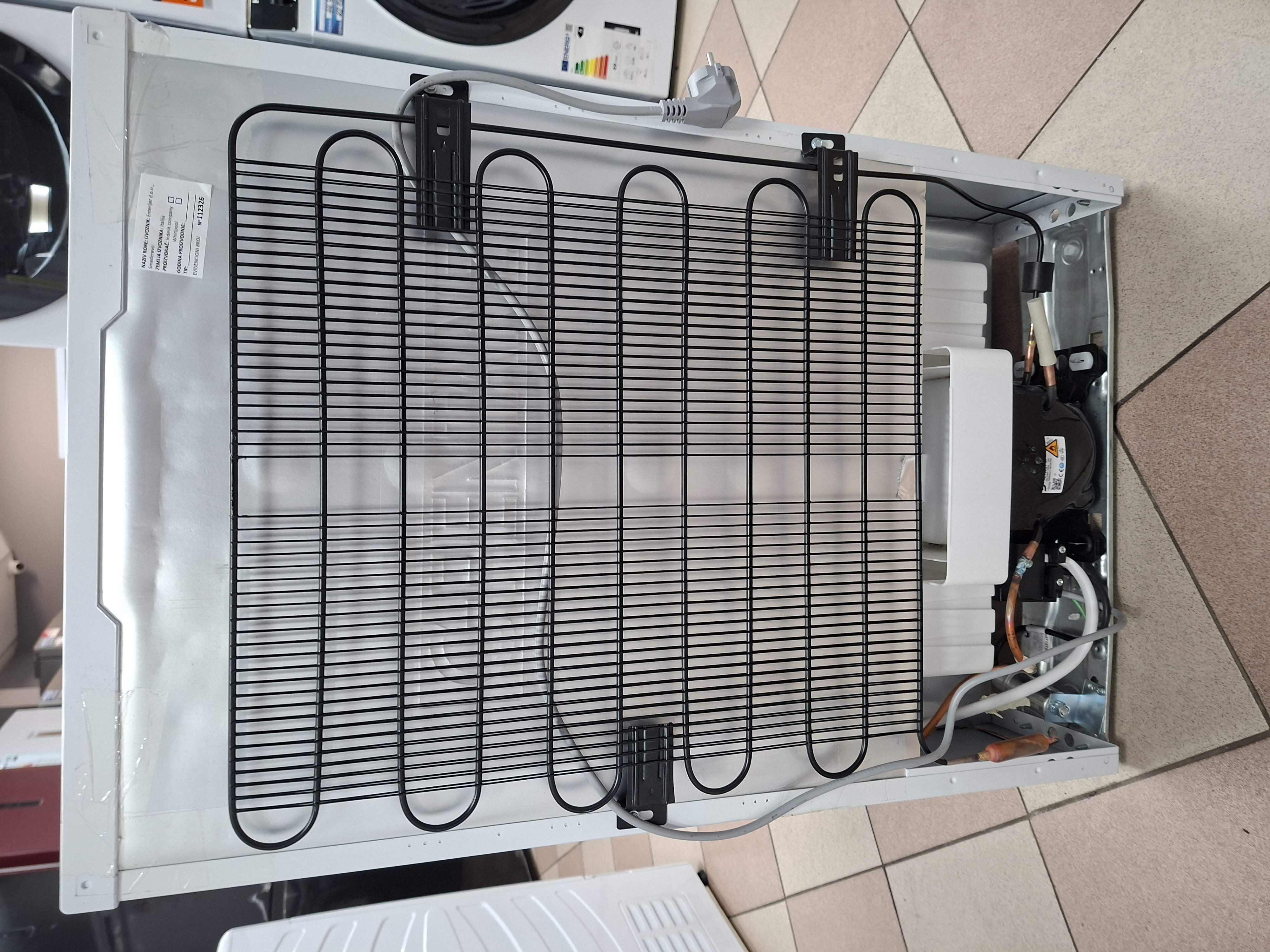 Frižider Whirlpool W55V1 112 W , 84 cm.