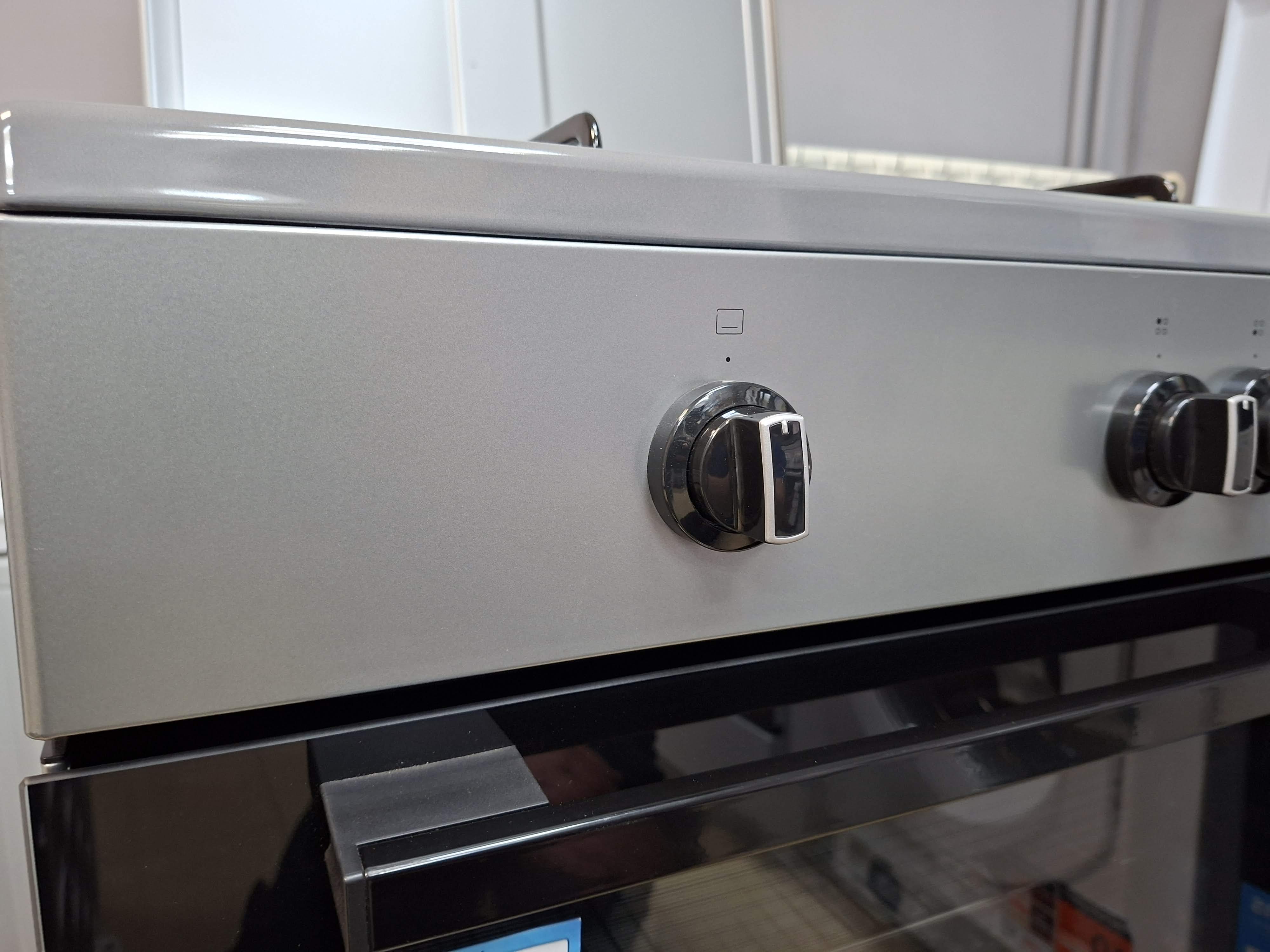 Plinski Šporet Indesit I6GGKMS , 60 cm.