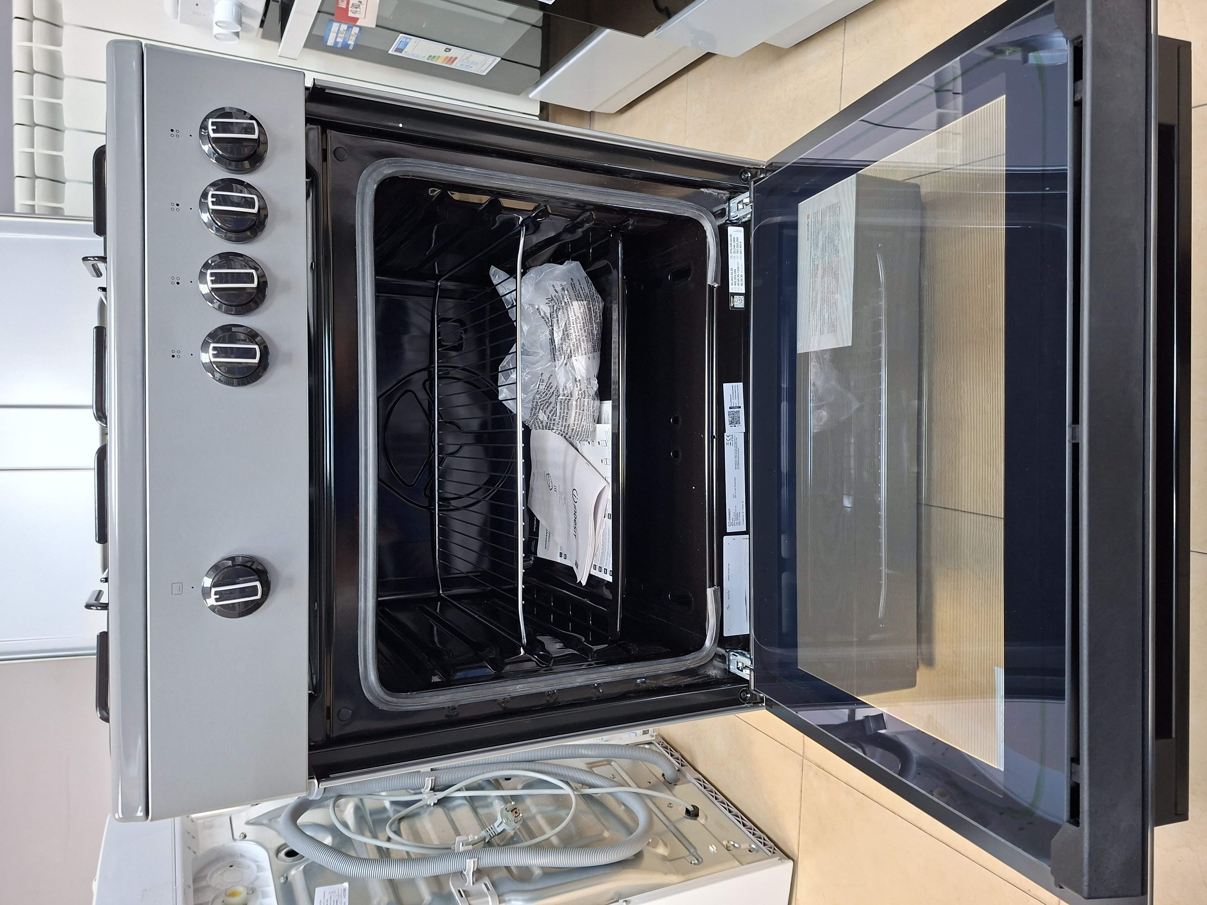 Plinski Šporet Indesit I6GGKMS , 60 cm.