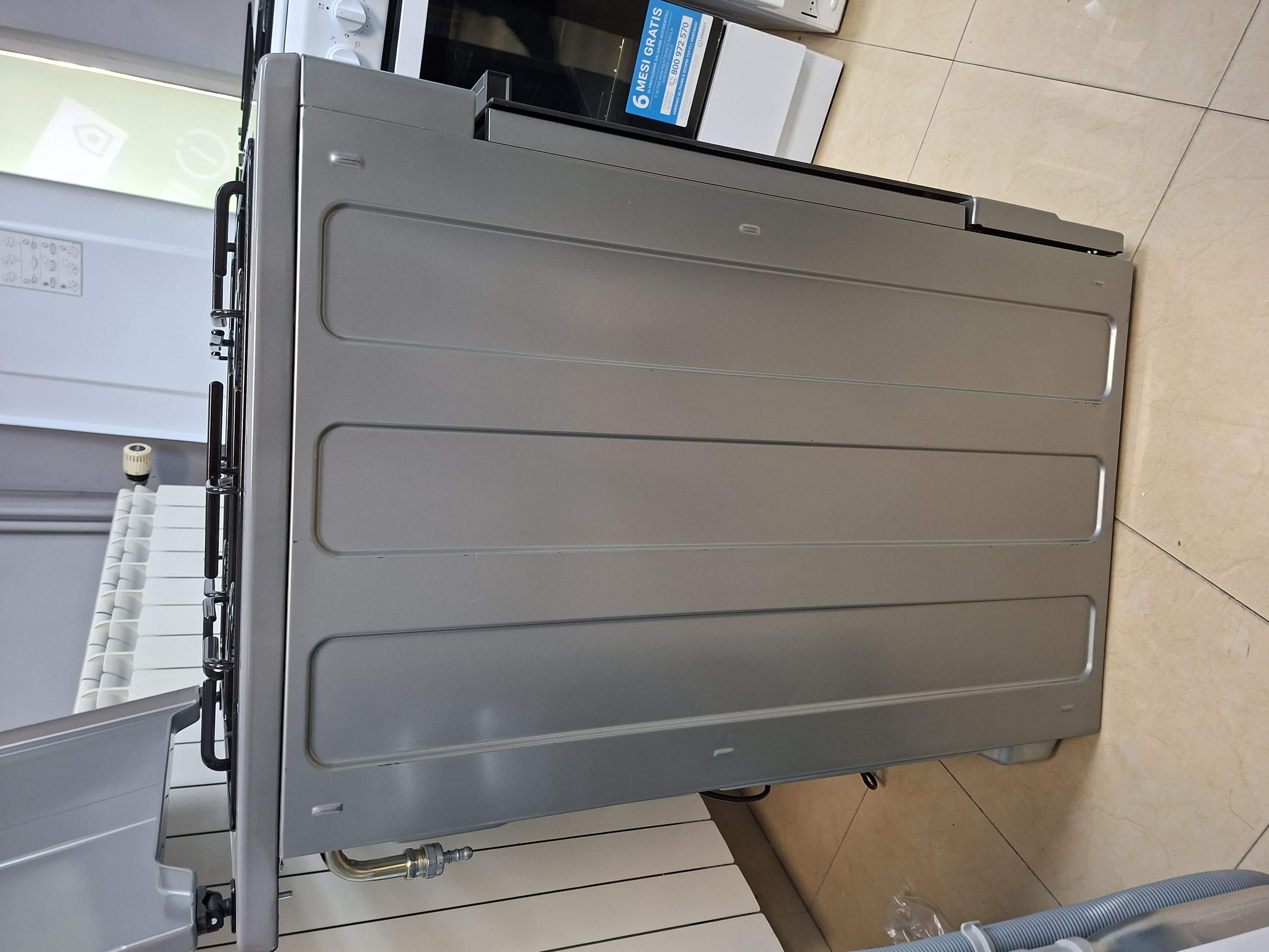 Plinski Šporet Indesit I6GGKMS , 60 cm.