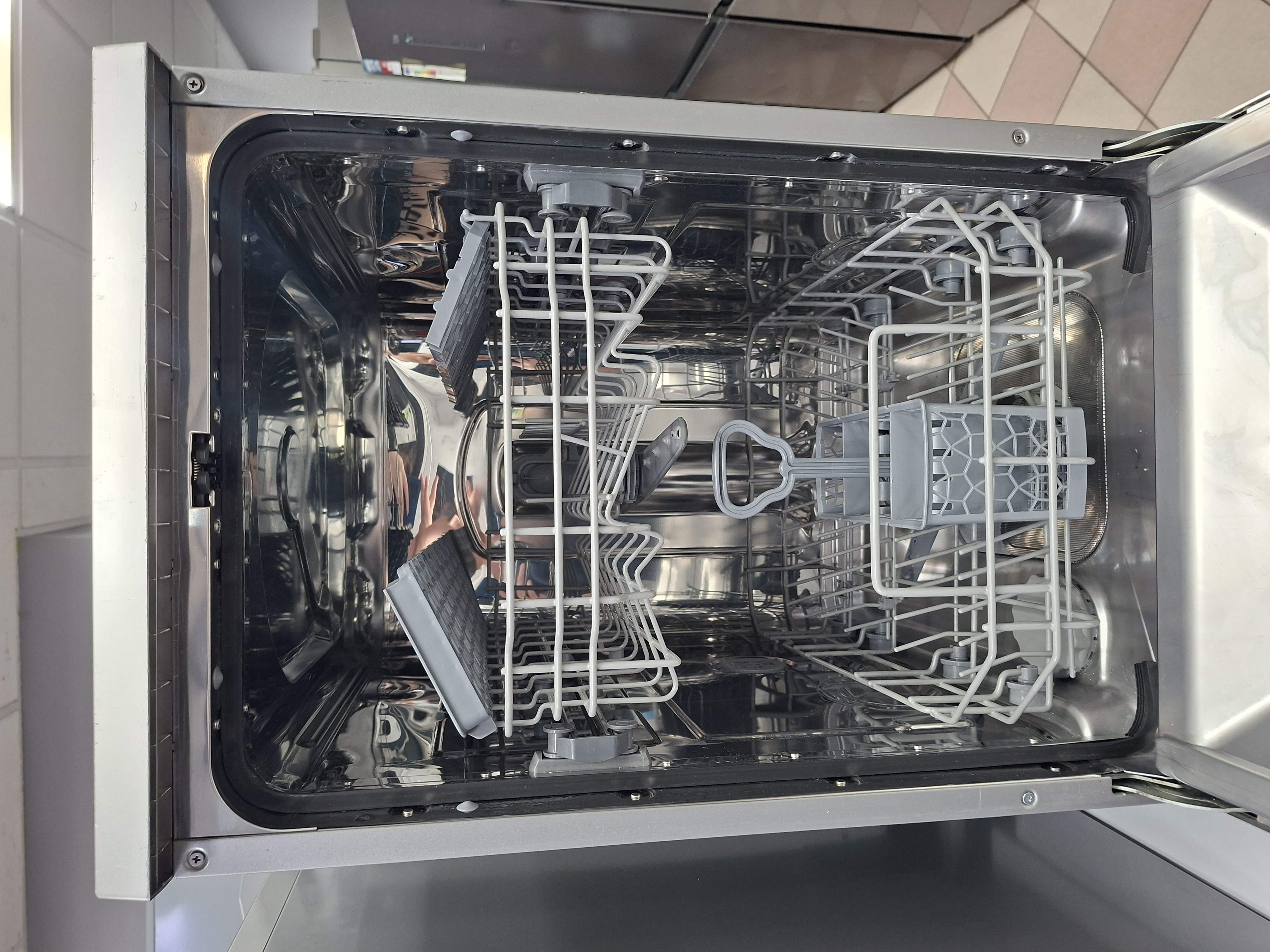 Sudo mašina Candy CDPH 2L949X, 9 kompleta
