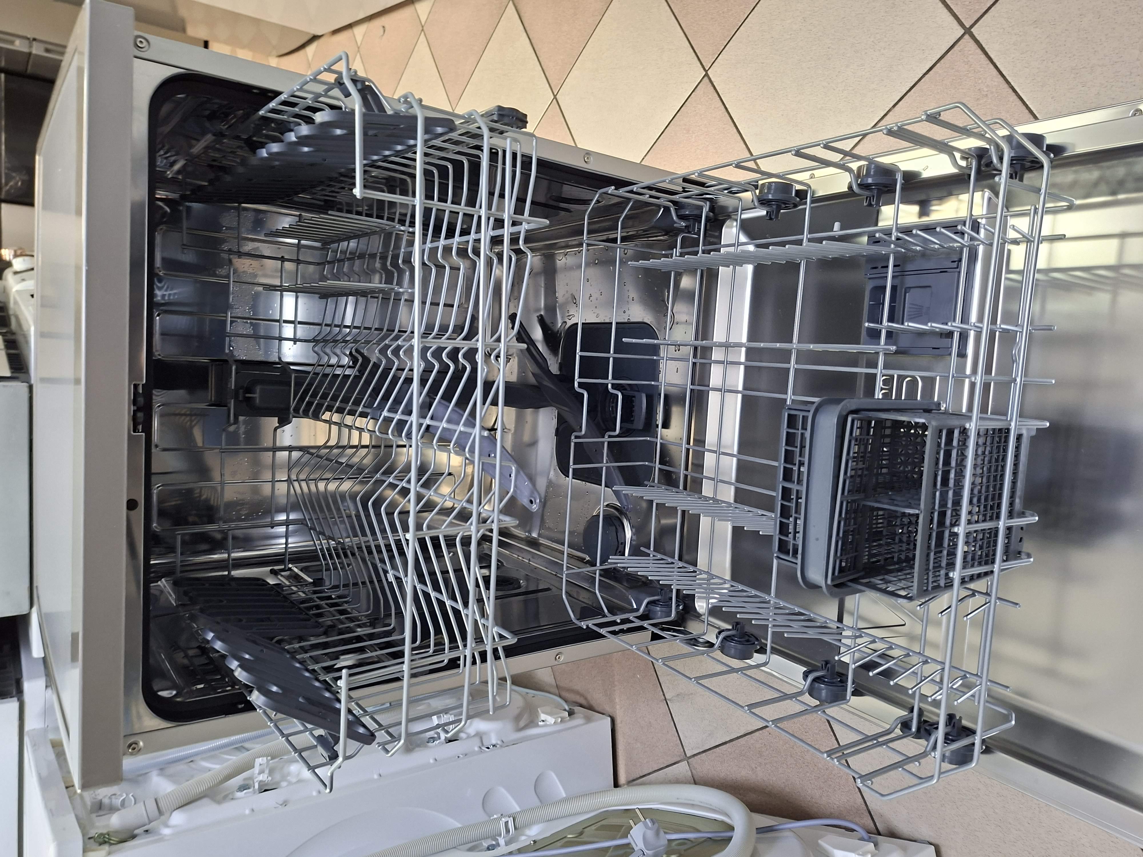 Sudo mašina Candy CF 3C7F0X , 13 kompleta