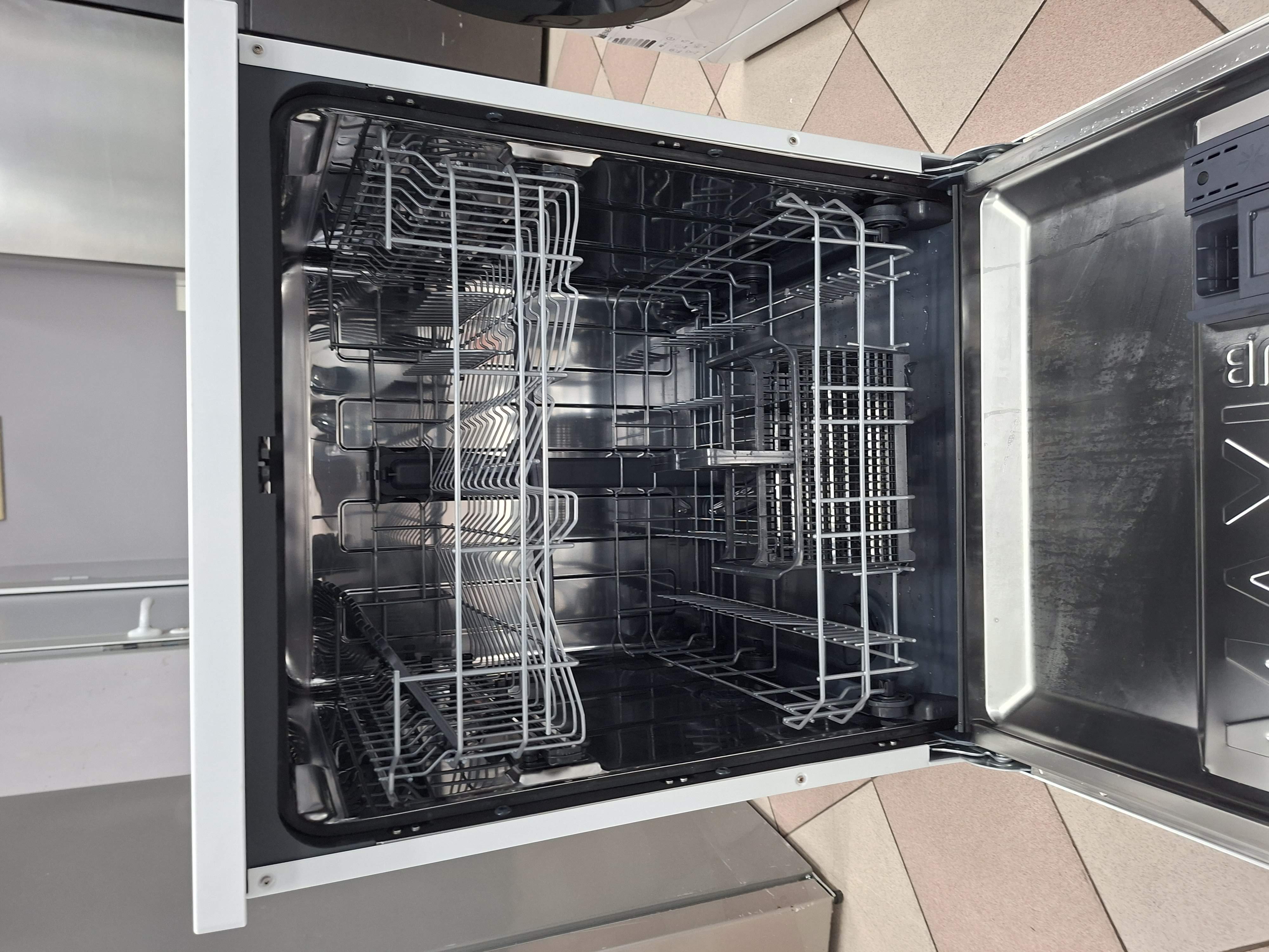 Sudo mašina Candy CF 3E7E0W ,  13 kompleta