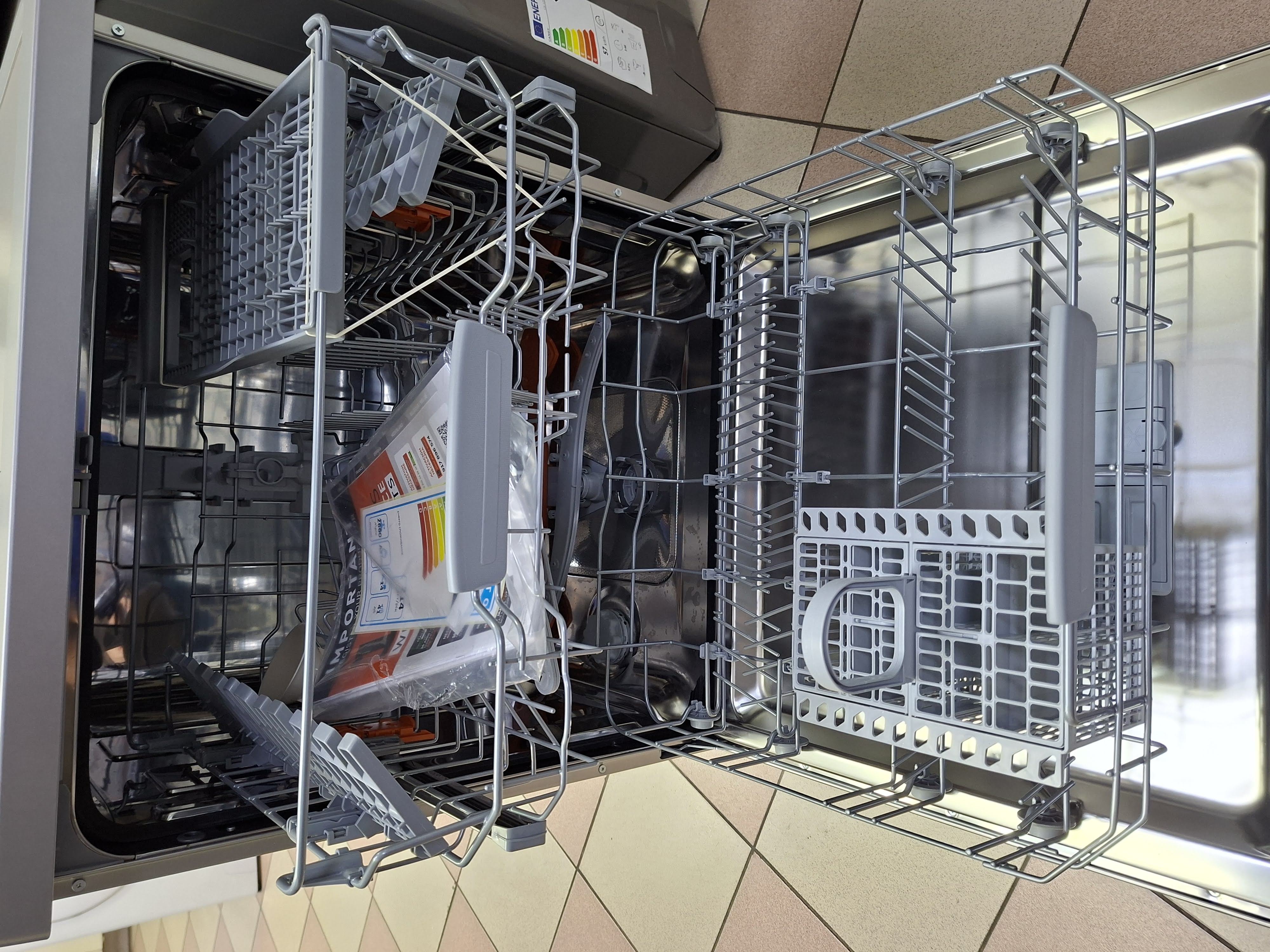 Sudo mašina Hotpoint Ariston HFC 3C41 CW X , 14kompleta