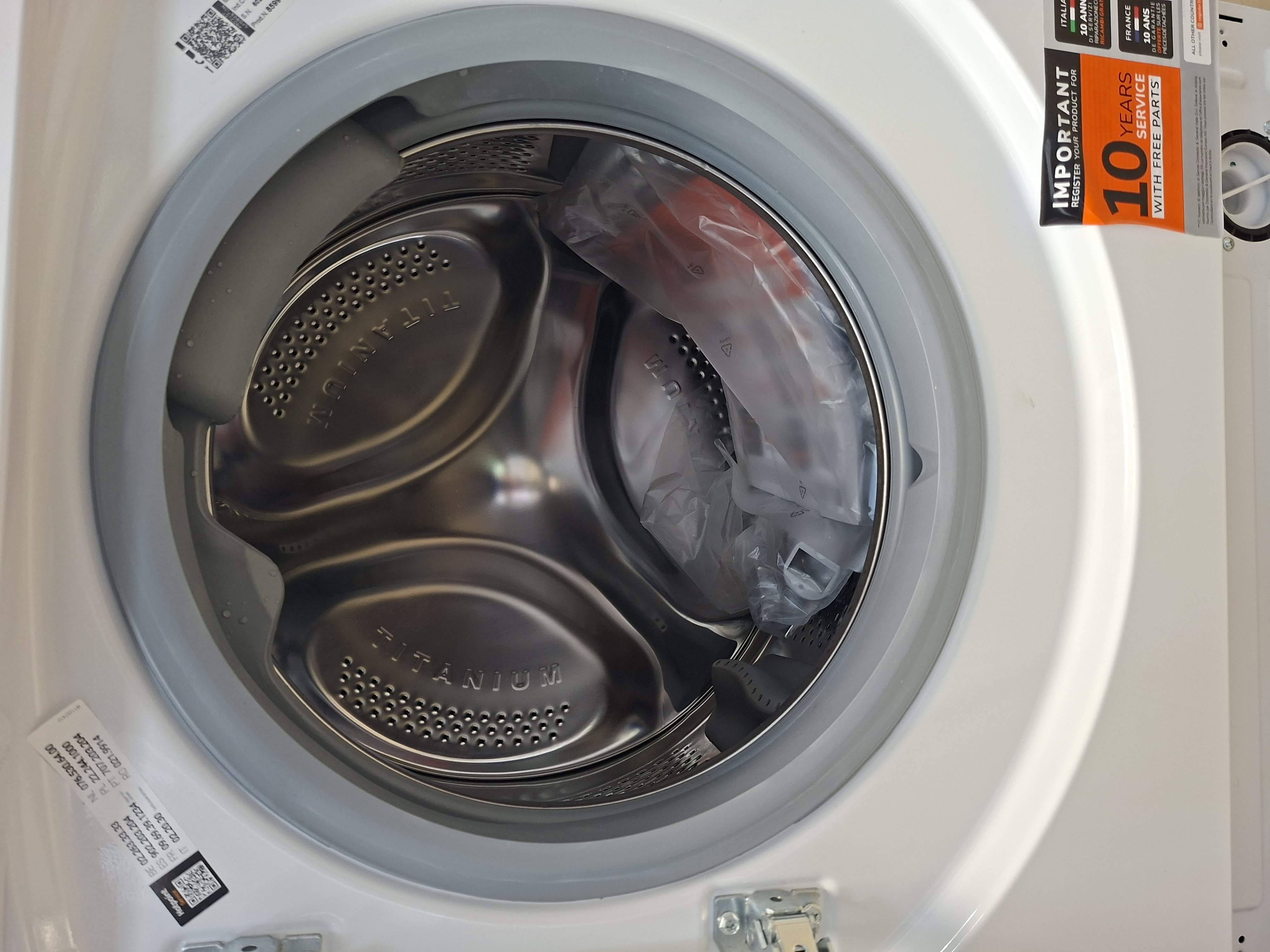 Ugradna mašina za pranje i sušenje Hotpoint  Ariston BI WDHG 861485 EU , 8+6 kg.