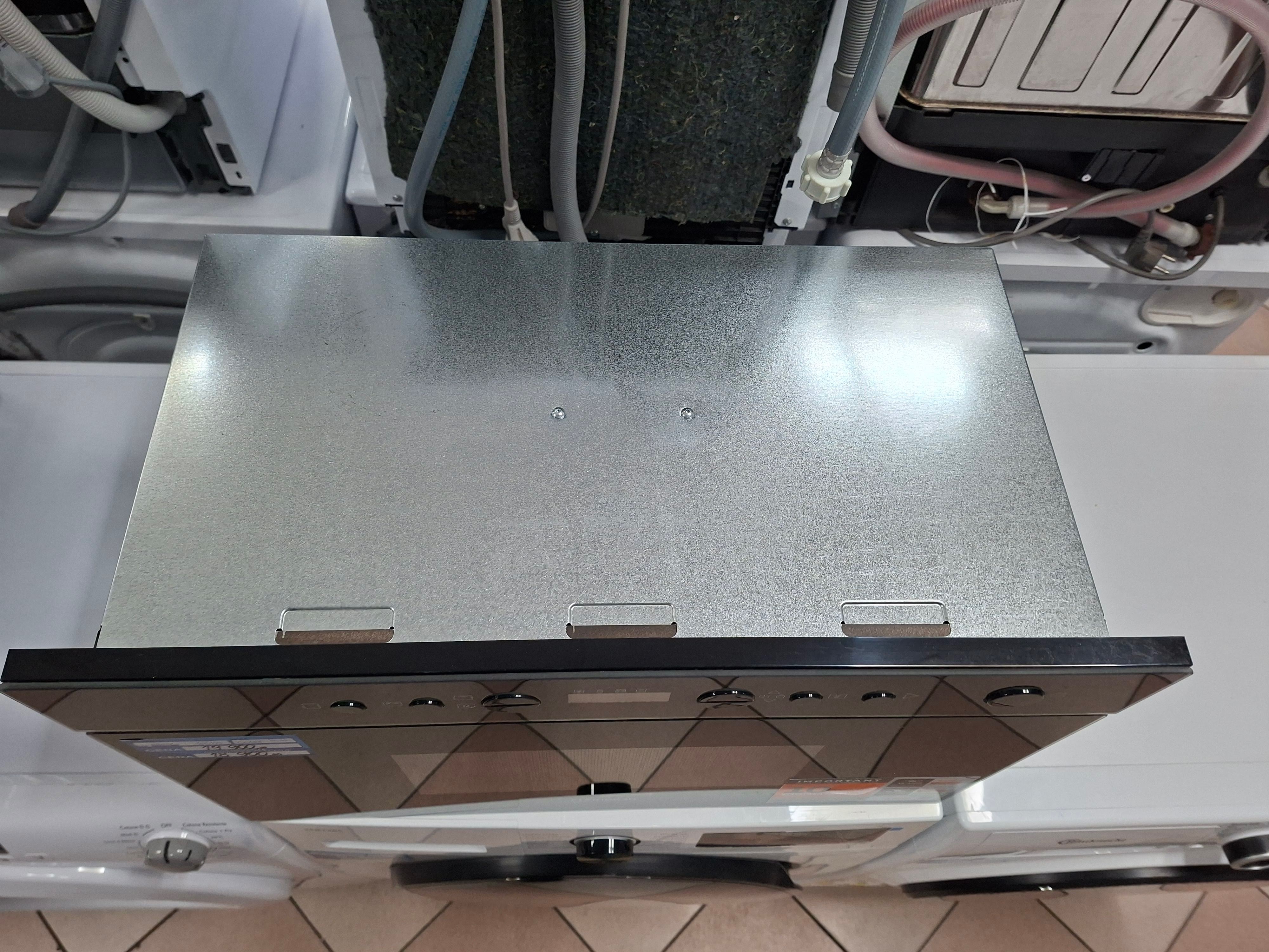 Ugradna Mikrotalasna Indesit IM K12 B , 22l.