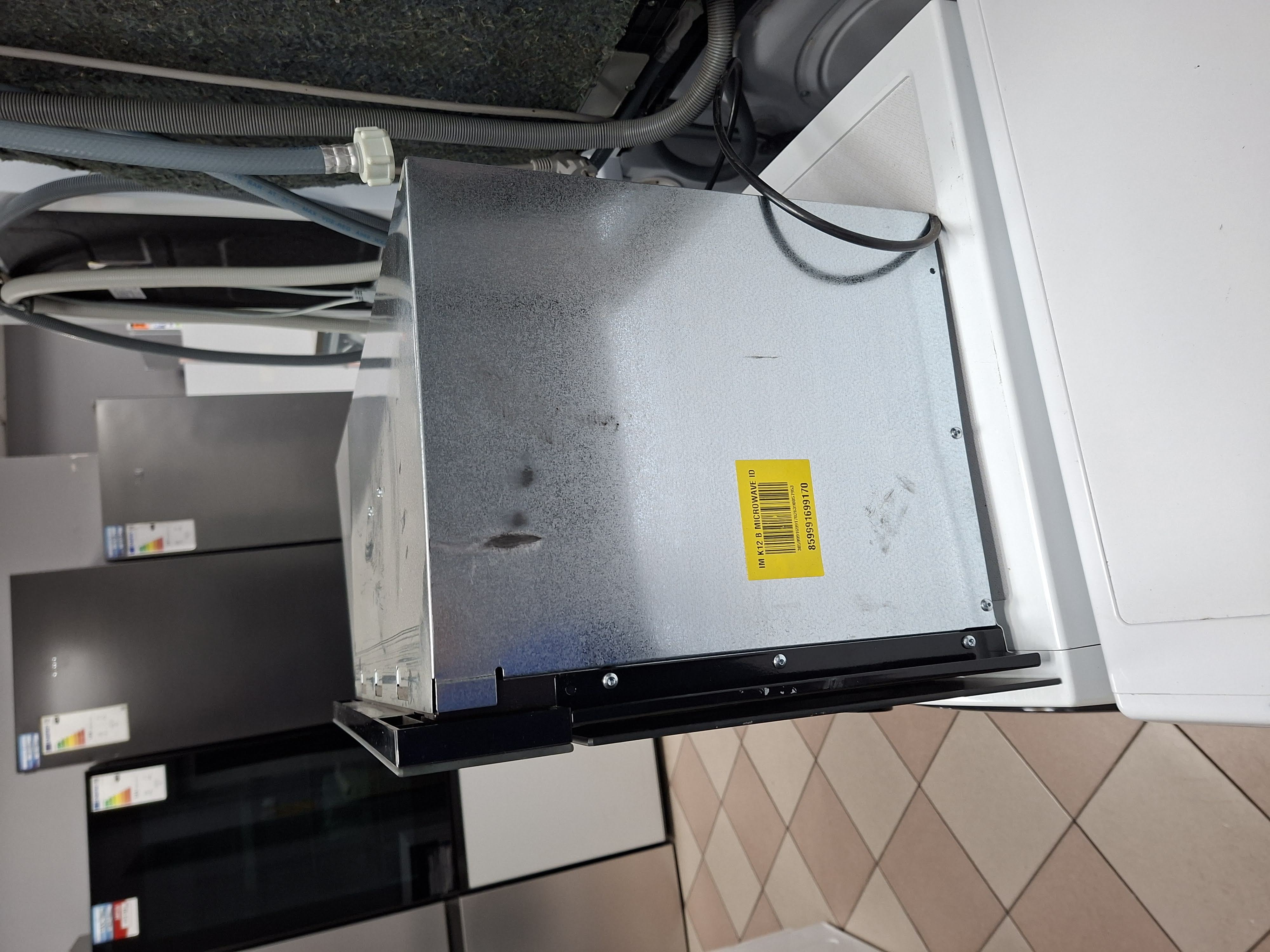 Ugradna Mikrotalasna Indesit IM K12 B , 22l.