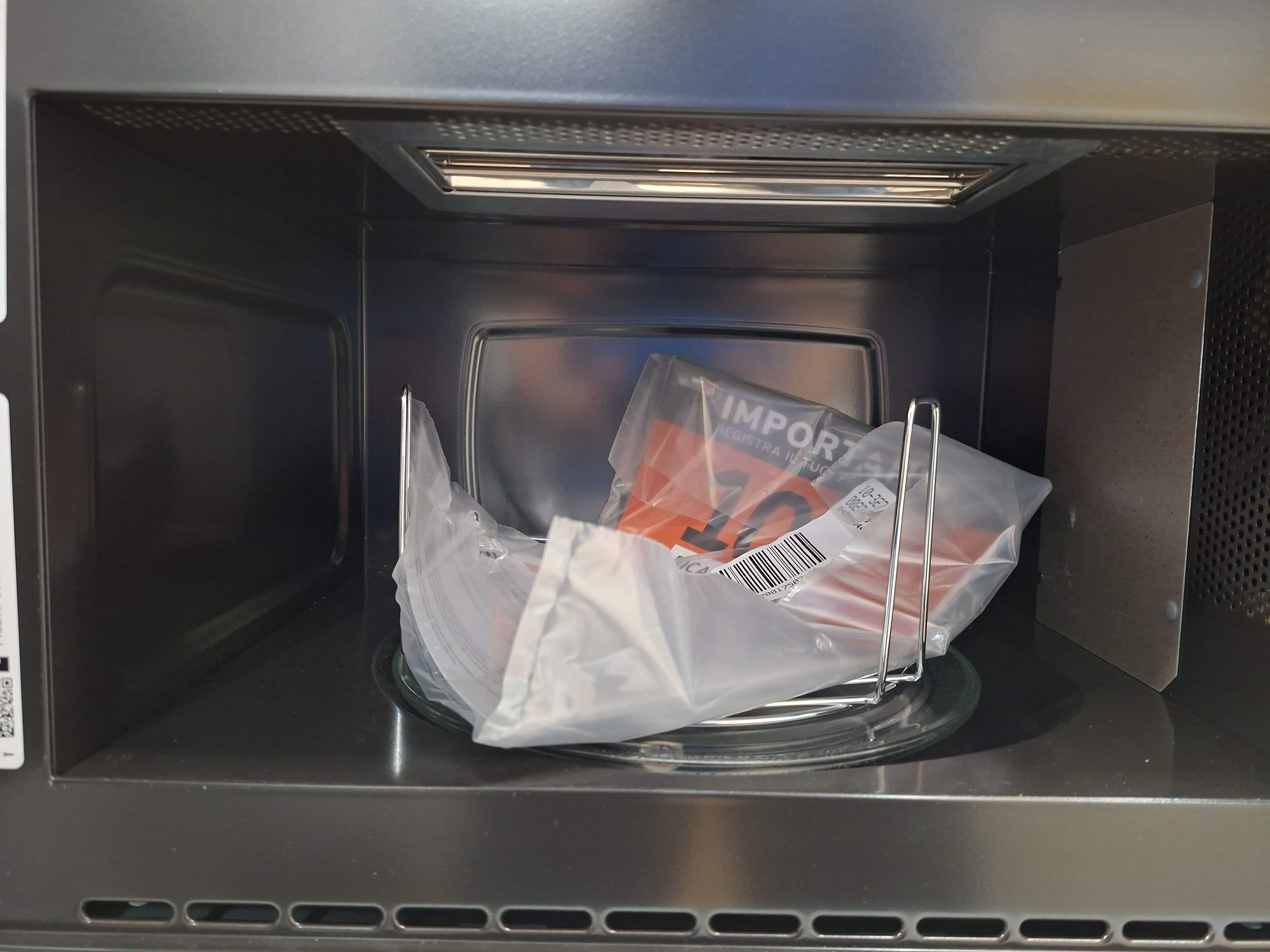Ugradna Mikrotalasna Indesit IM K12 B , 22l.