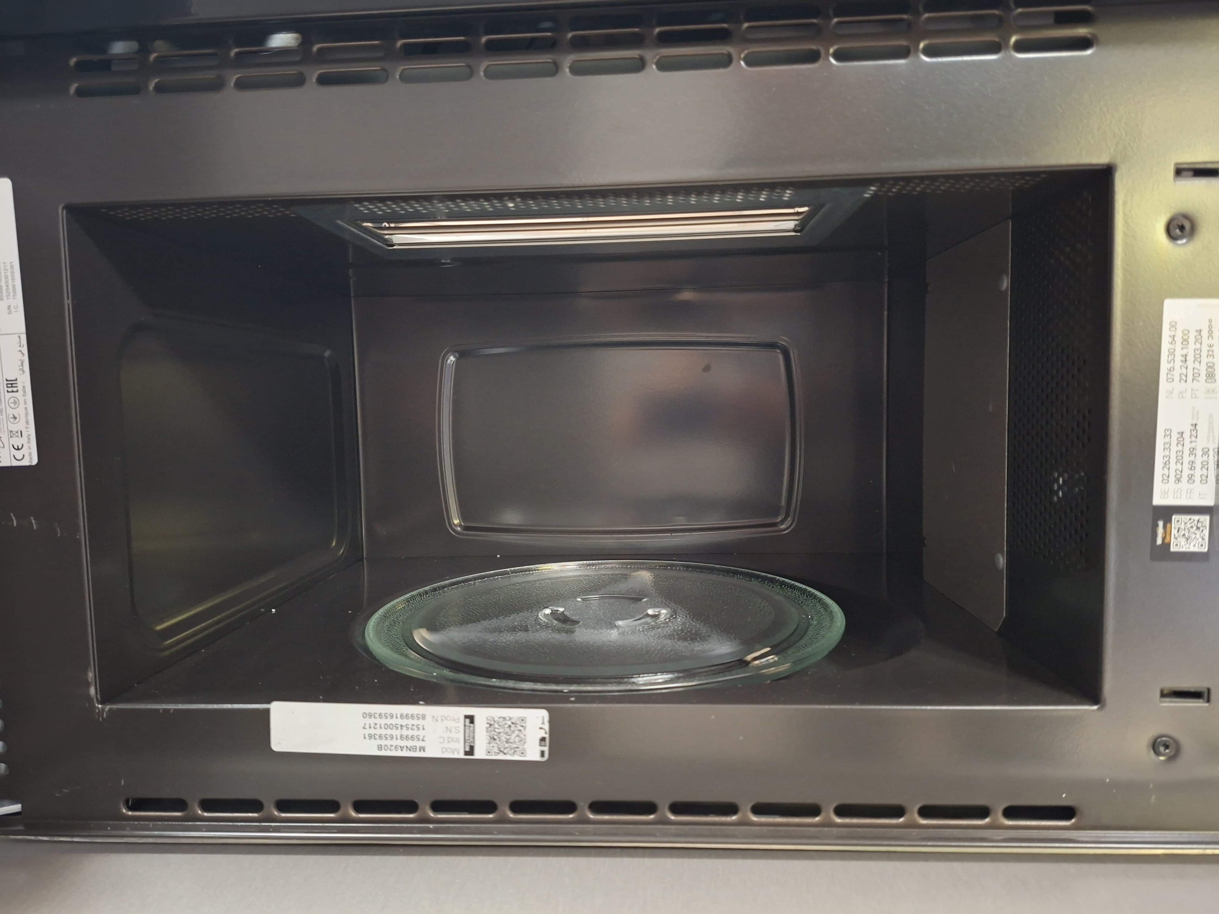 Ugradna Mikrotalasna Whirlpool MBNA920B , 22L
