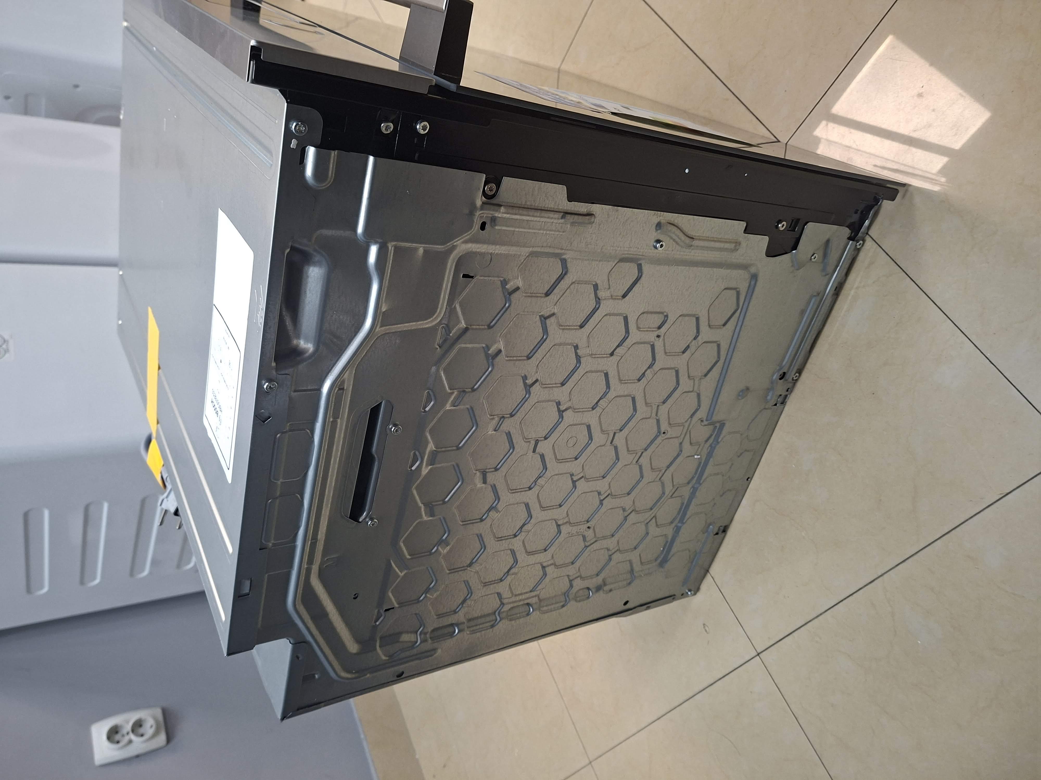 Ugradna rerna Bosch serija 6 HBG578ES3 , 71l