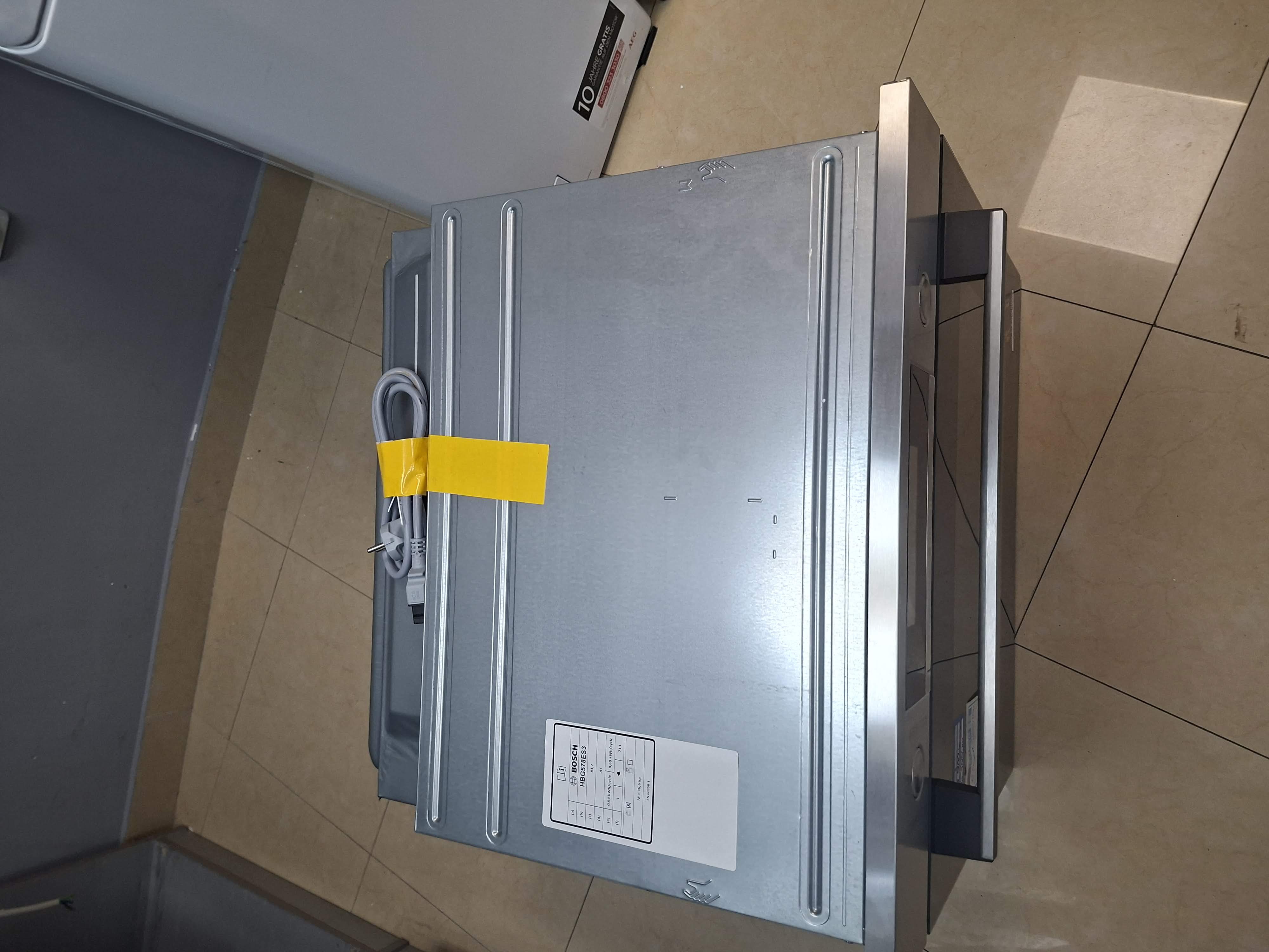 Ugradna rerna Bosch serija 6 HBG578ES3 , 71l