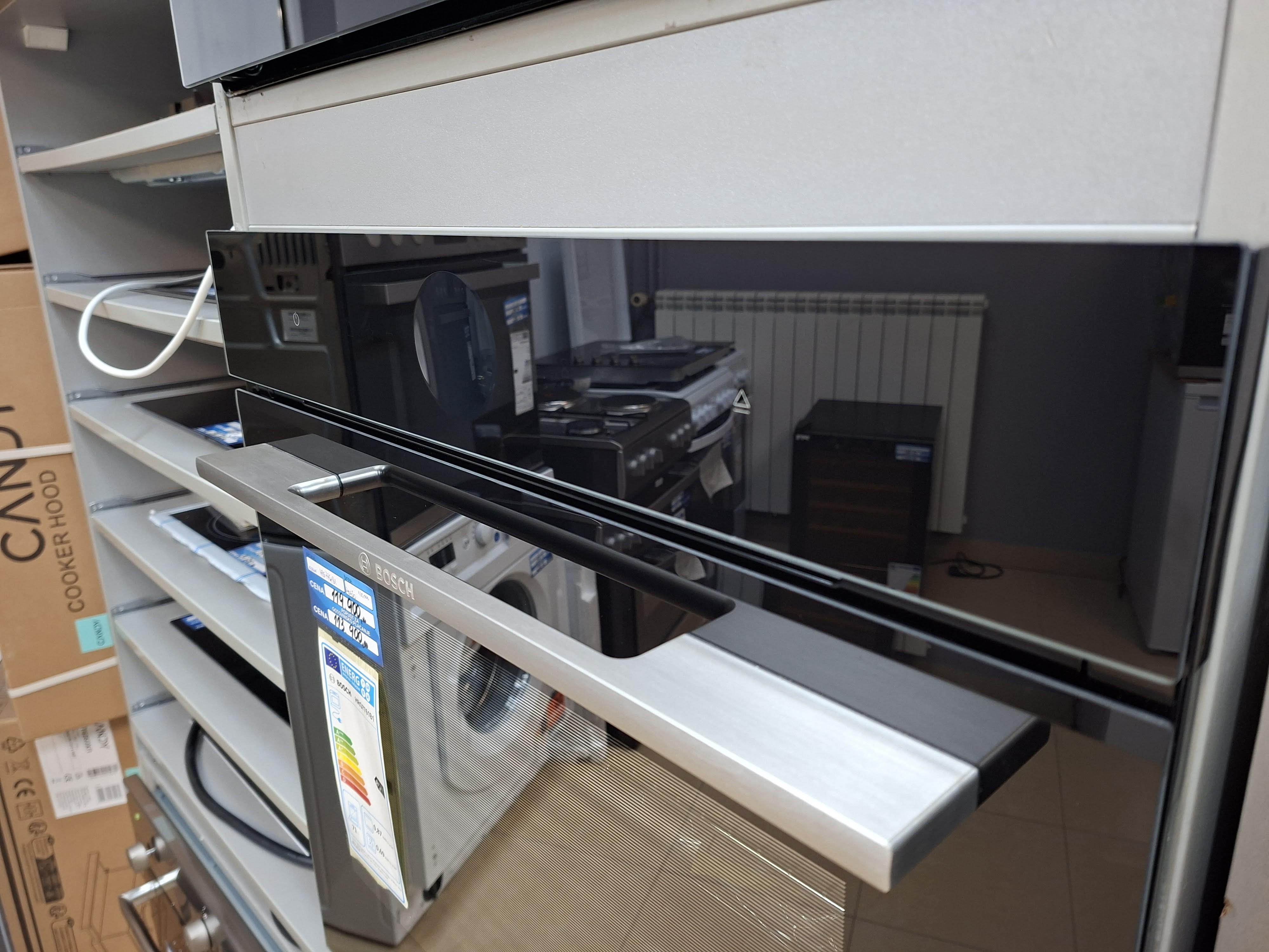 Ugradna Rerna Bosch serija 8 HRG7761B1 , 71l