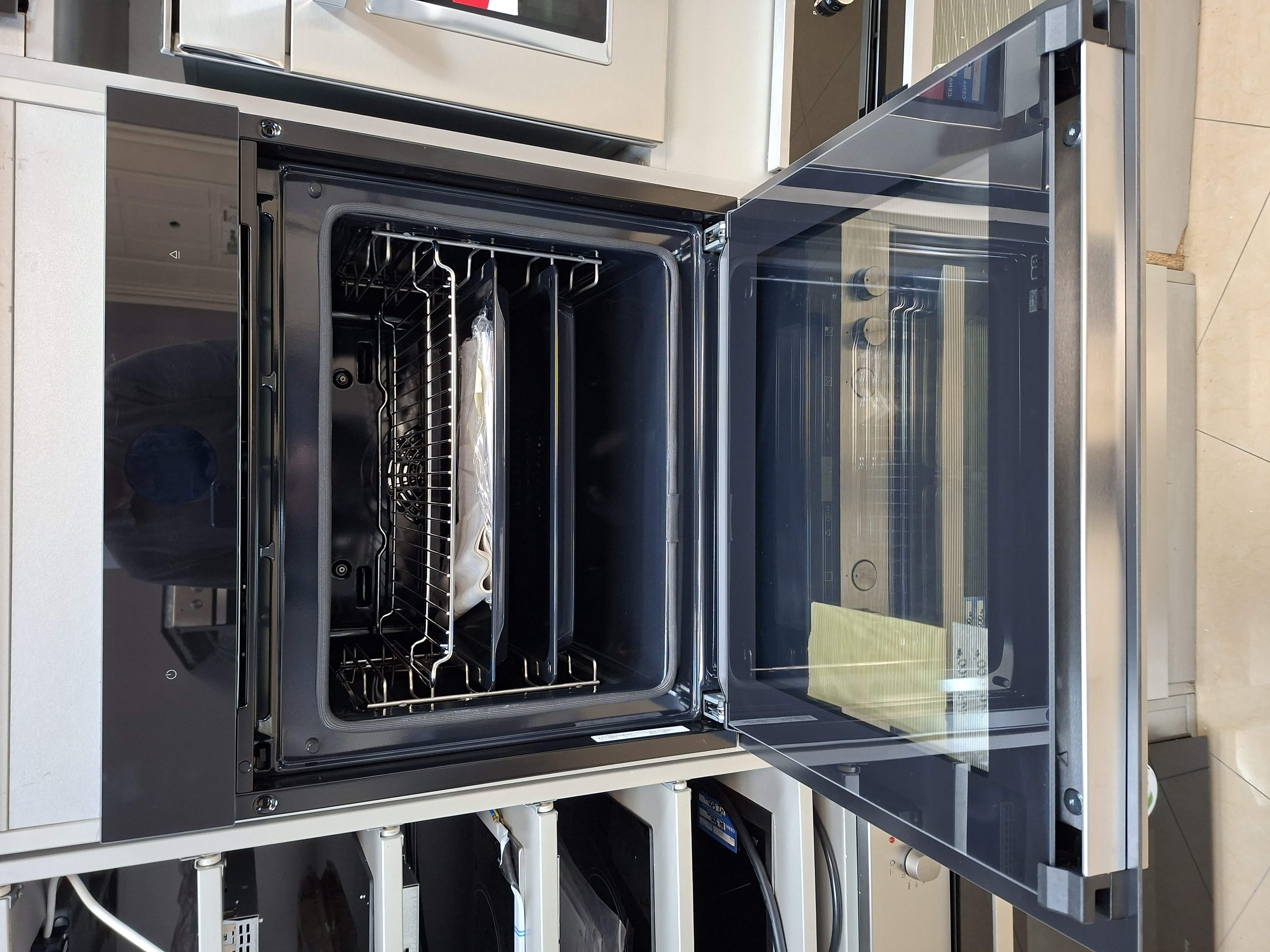 Ugradna Rerna Bosch serija 8 HRG7761B1 , 71l