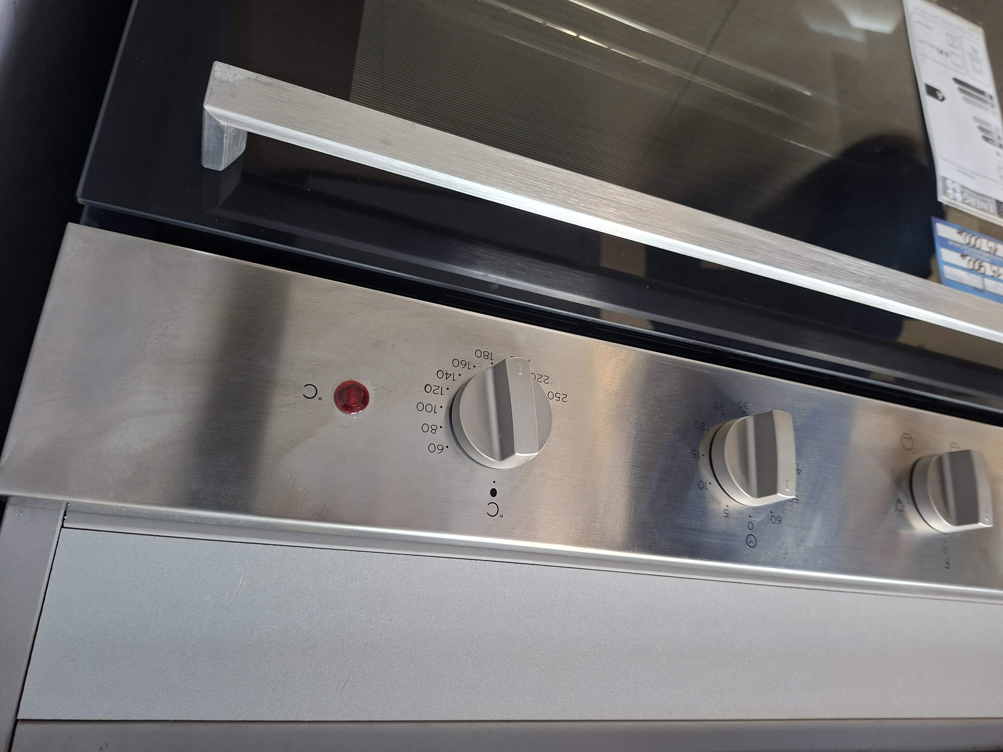 Ugradna Rerna Indesit IFW 6230 IX, 71L