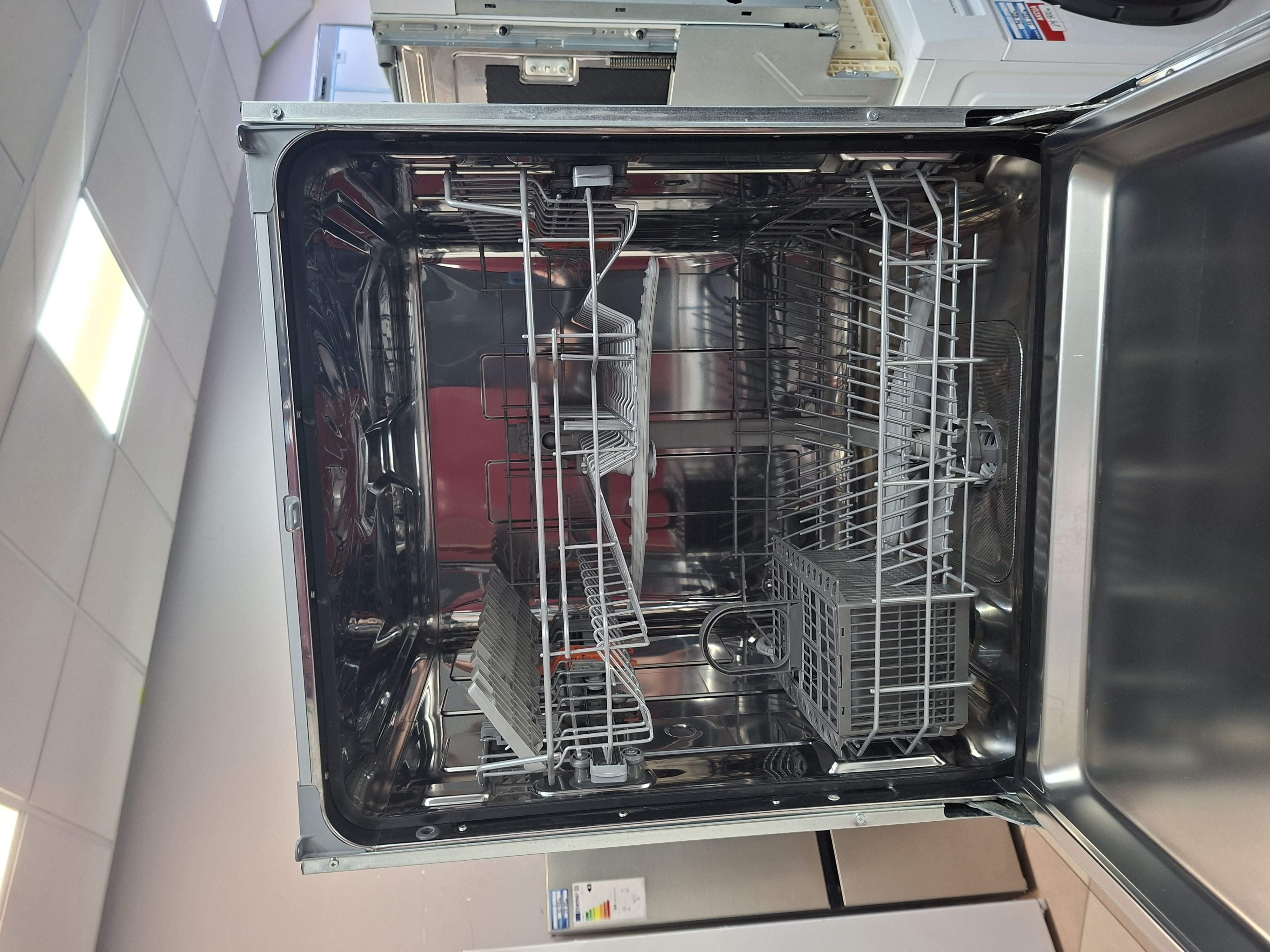 Ugradna sudo mašina Hotpoint Ariston H2I HRD526 S