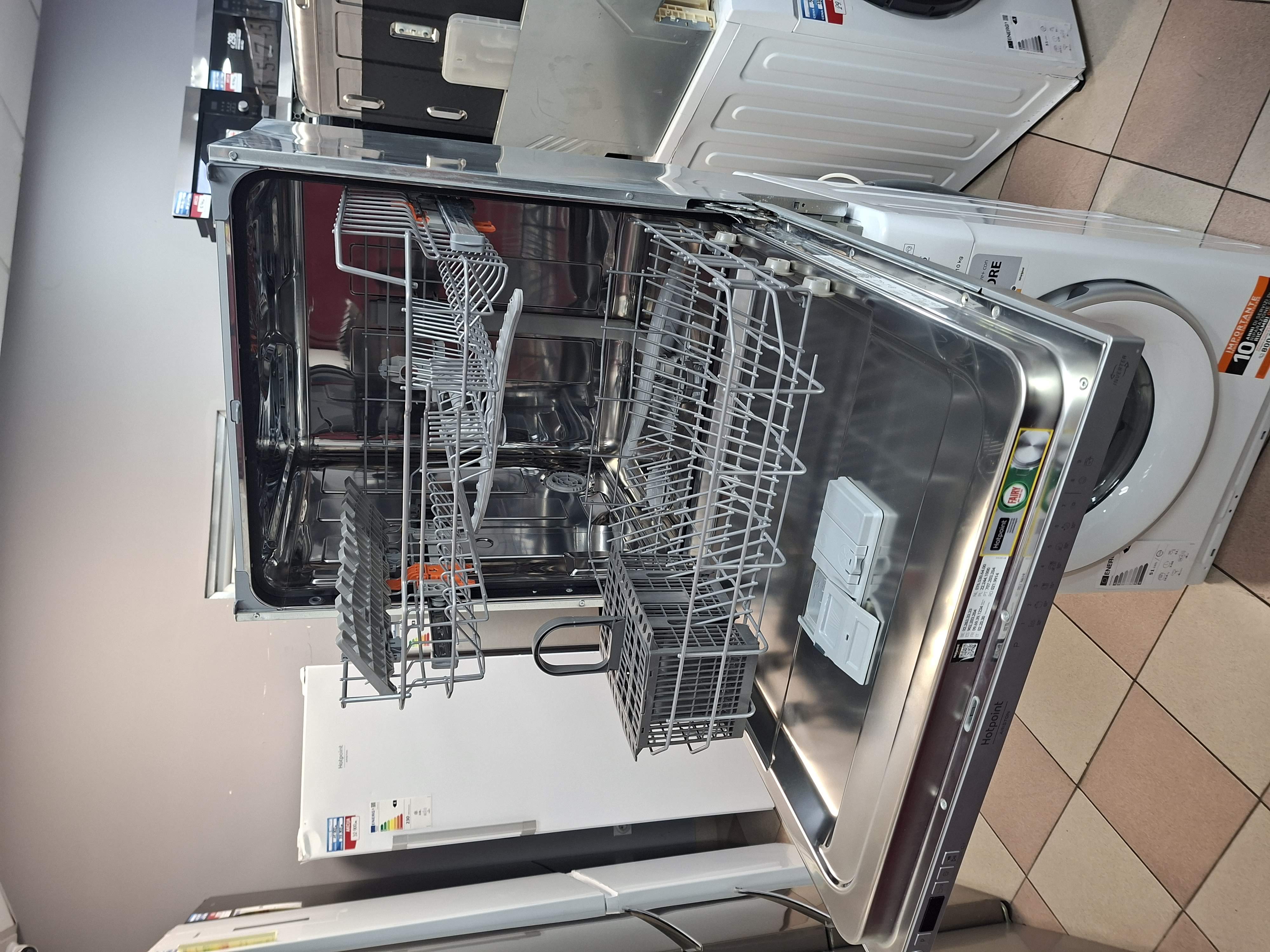 Ugradna sudo mašina Hotpoint Ariston H2I HRD526 S