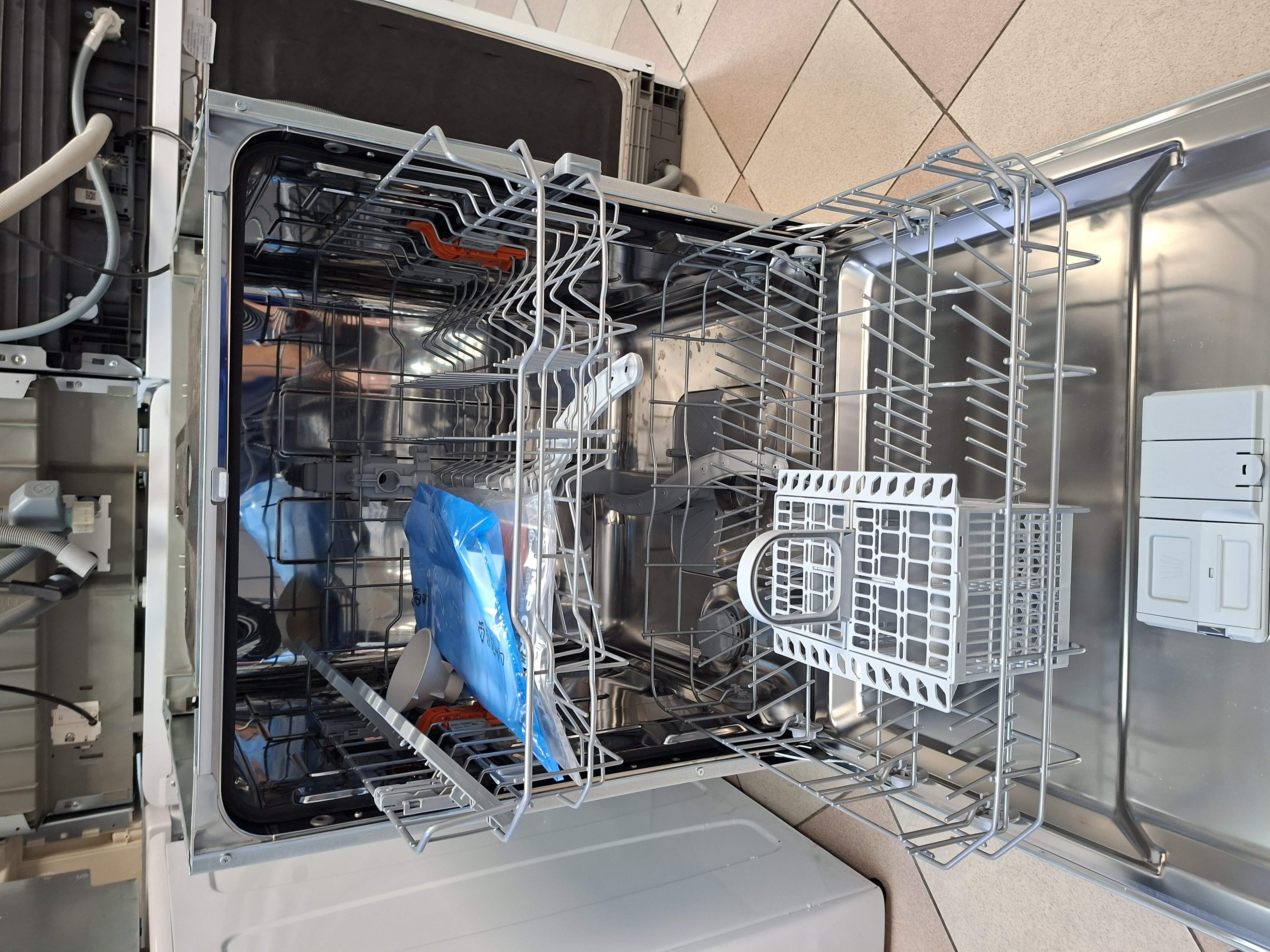 Ugradna sudo mašina Hotpoint Ariston H2I HRD526 S