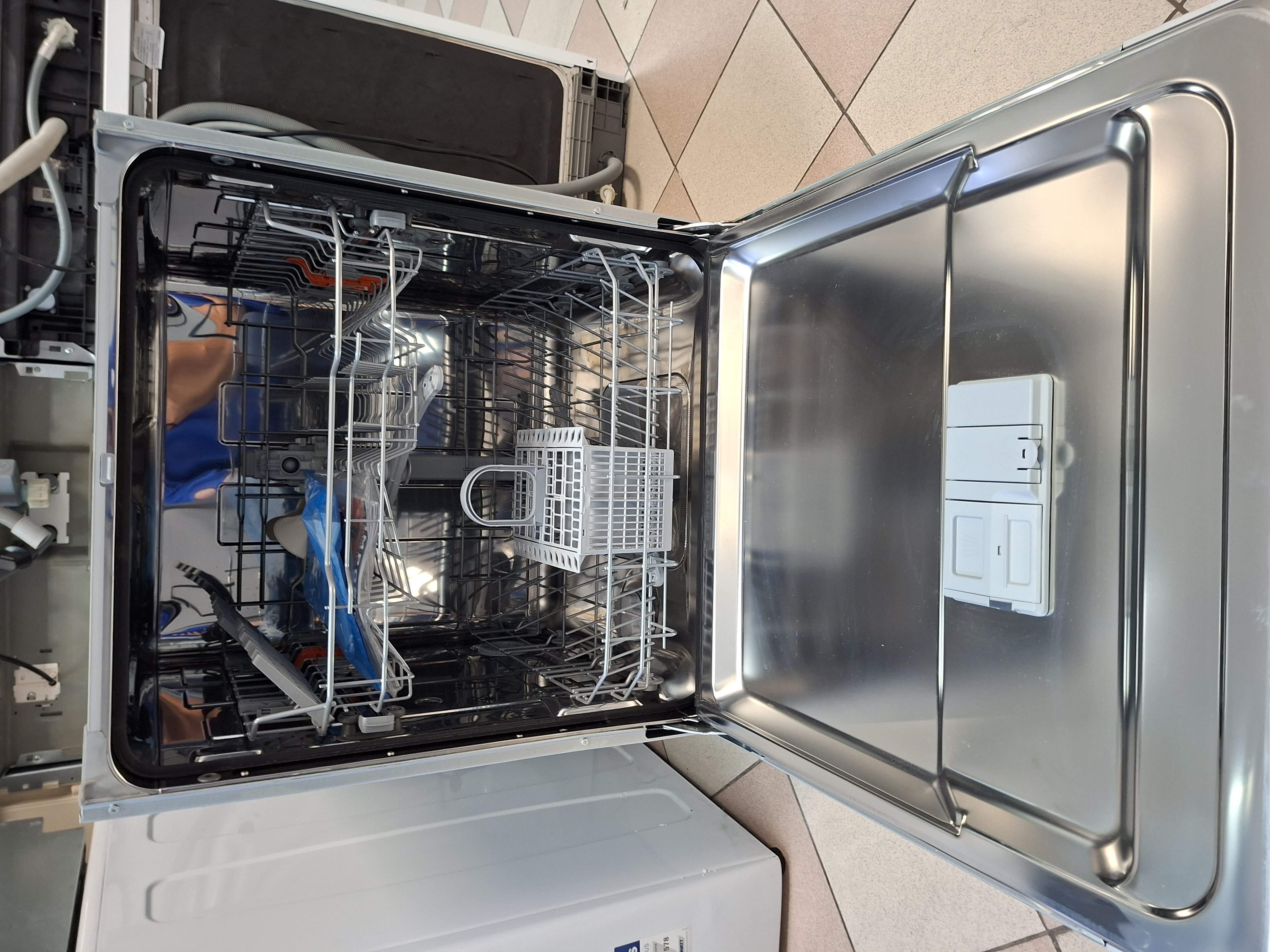 Ugradna sudo mašina Hotpoint Ariston H2I HRD526 S