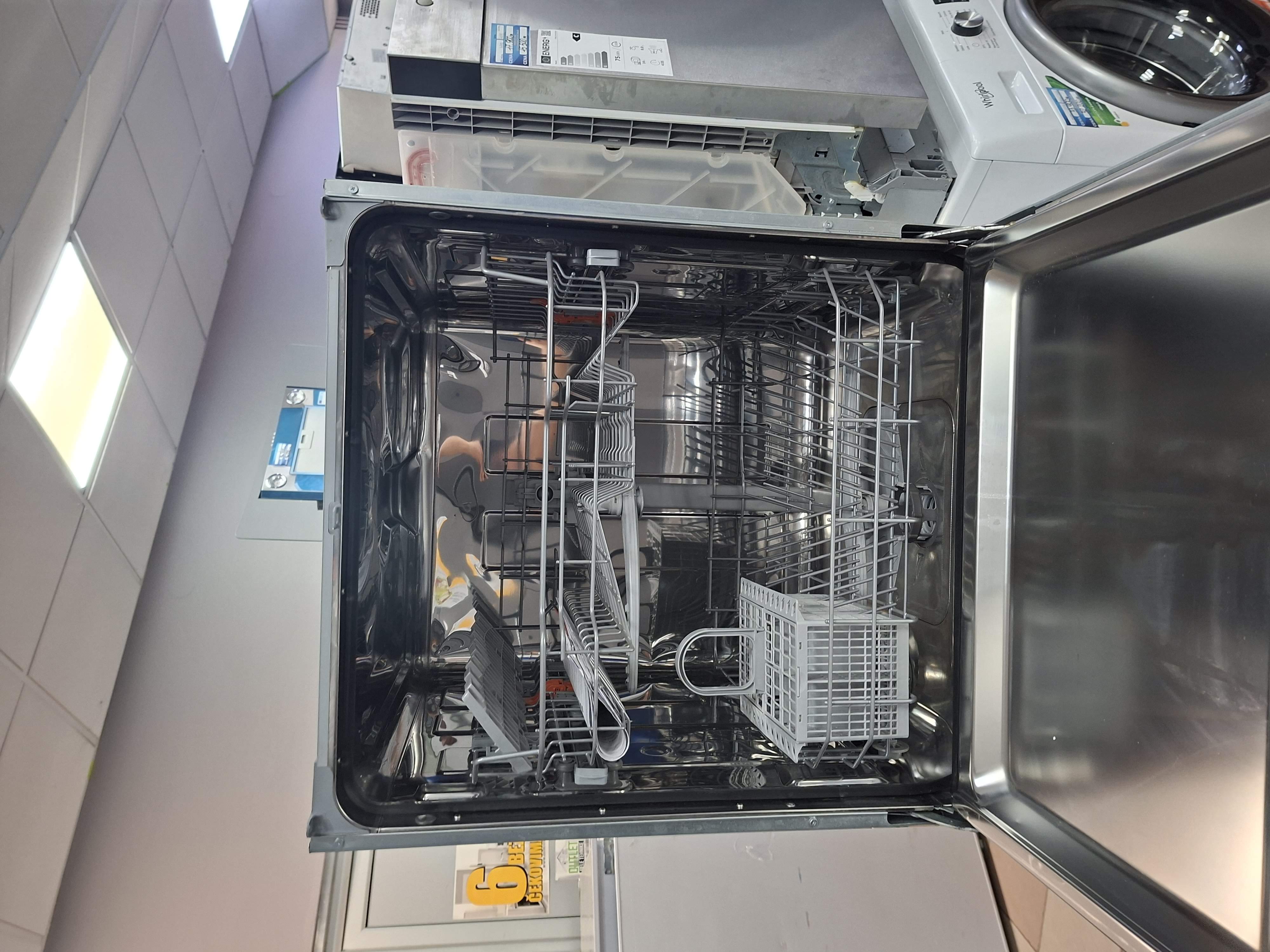 Ugradna sudo mašina Hotpoint Ariston H2I HRD526 S