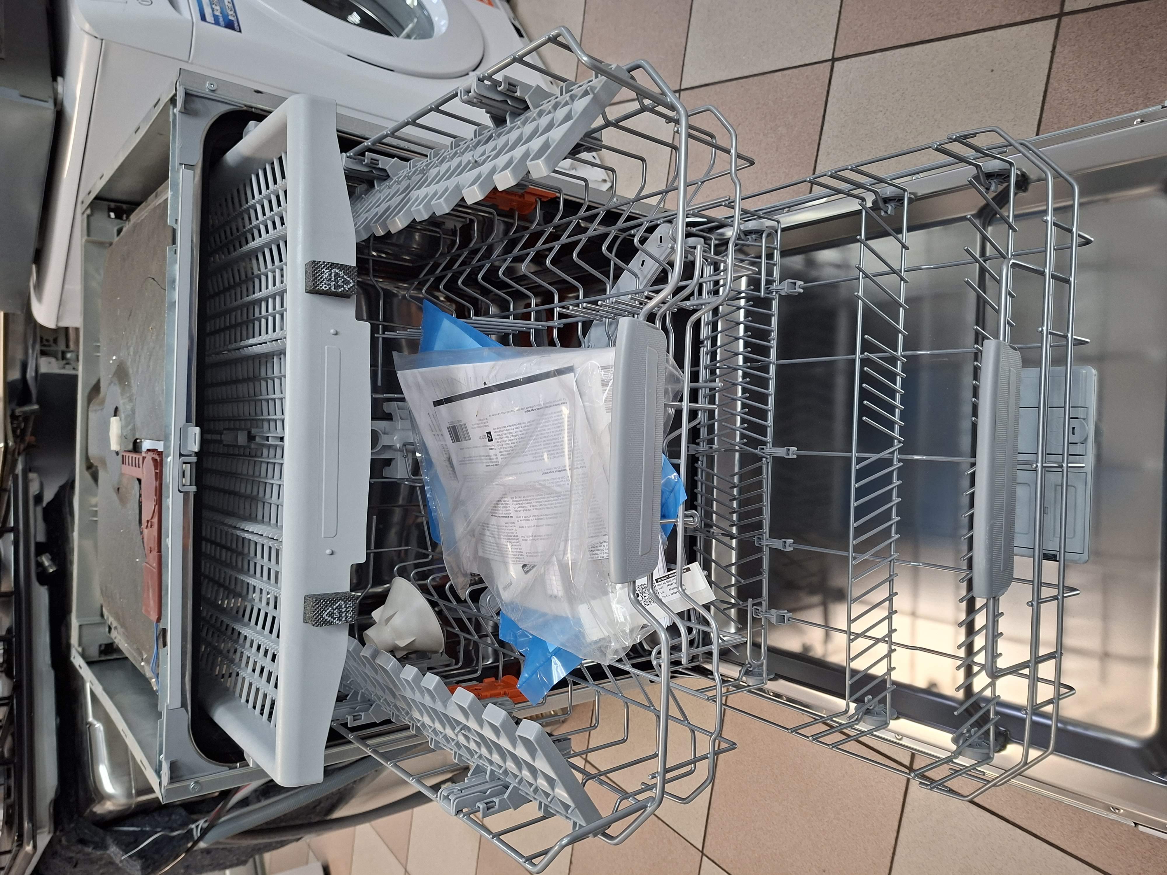 Ugradna Sudo mašina Hotpoint Ariston HI 5030 WEF, 14 kompleta