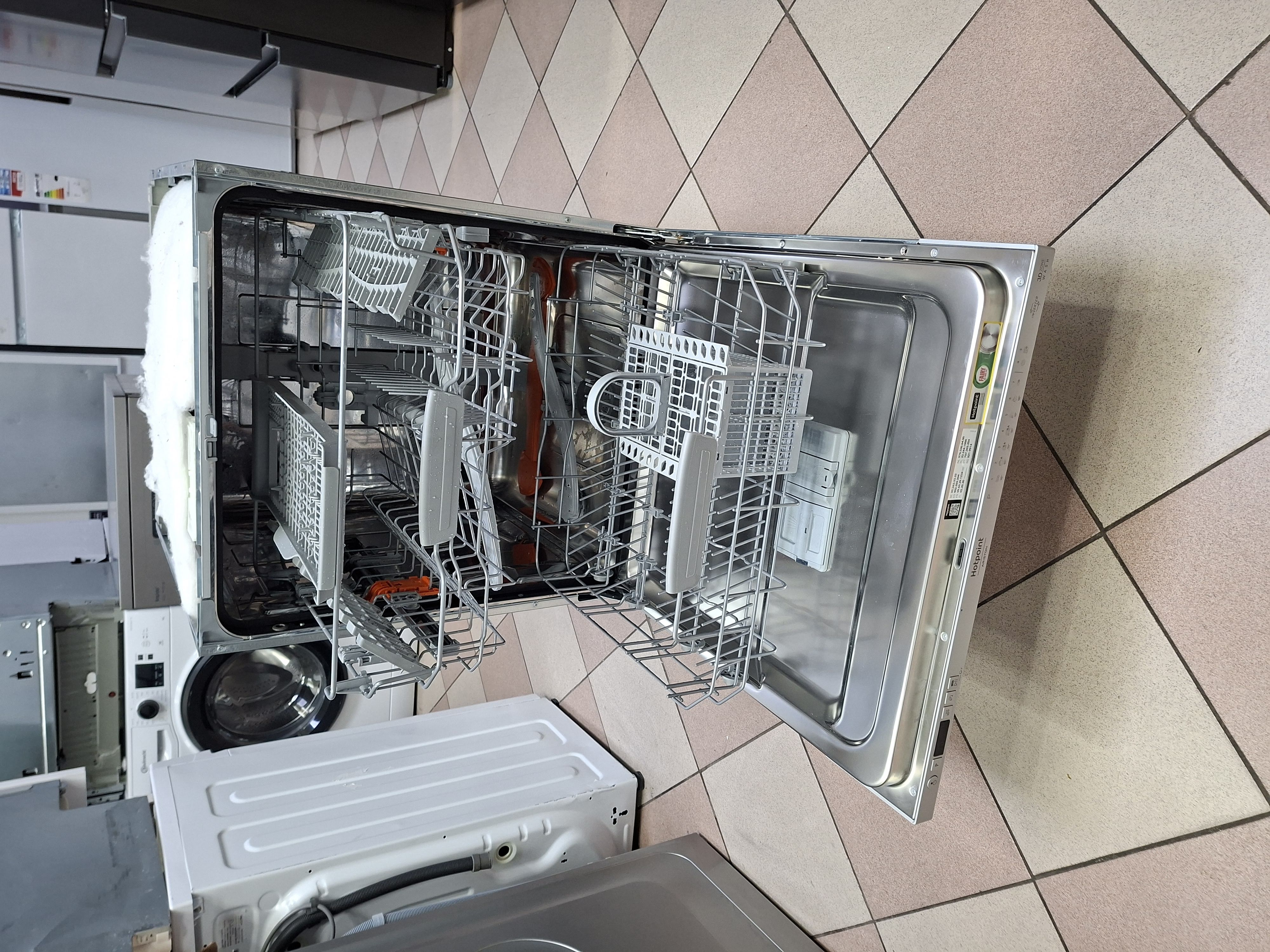 Ugradna Sudo mašina Hotpoint Ariston HIC 3C41 CW , 14 komp.