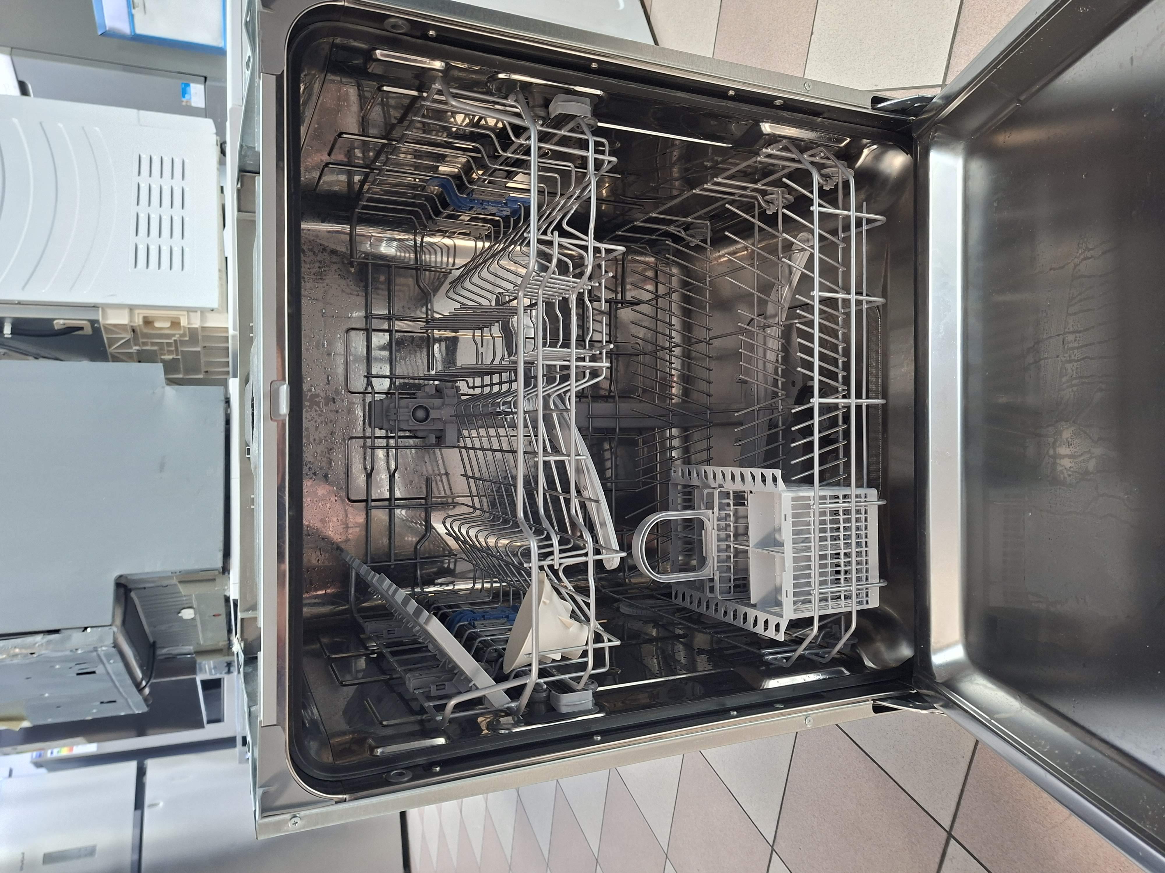 Ugradna sudo mašina Indesit D2I HKL326 , 14 kompleta