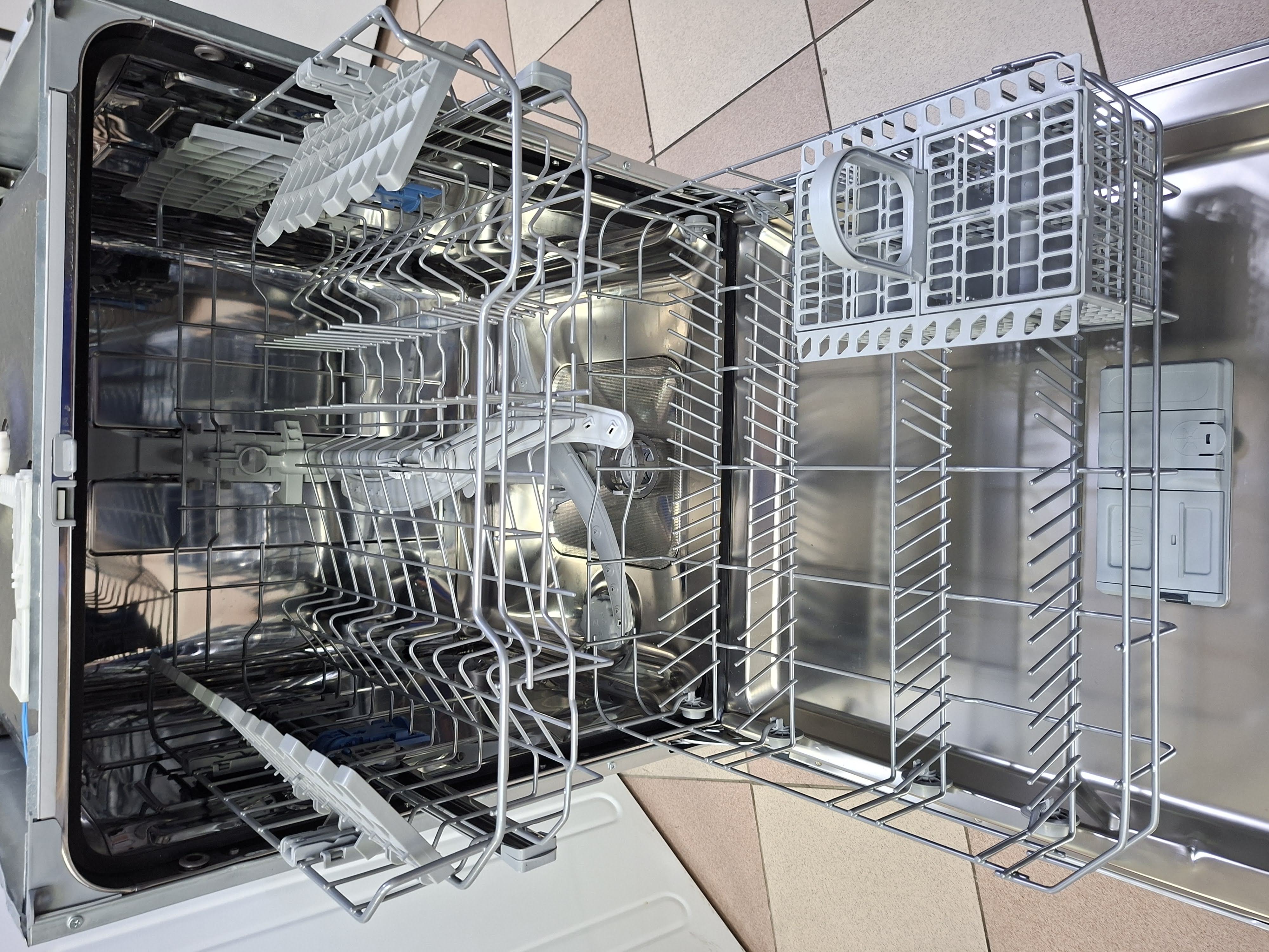 Ugradna sudo mašina Indesit I3B L634 B, 60cm