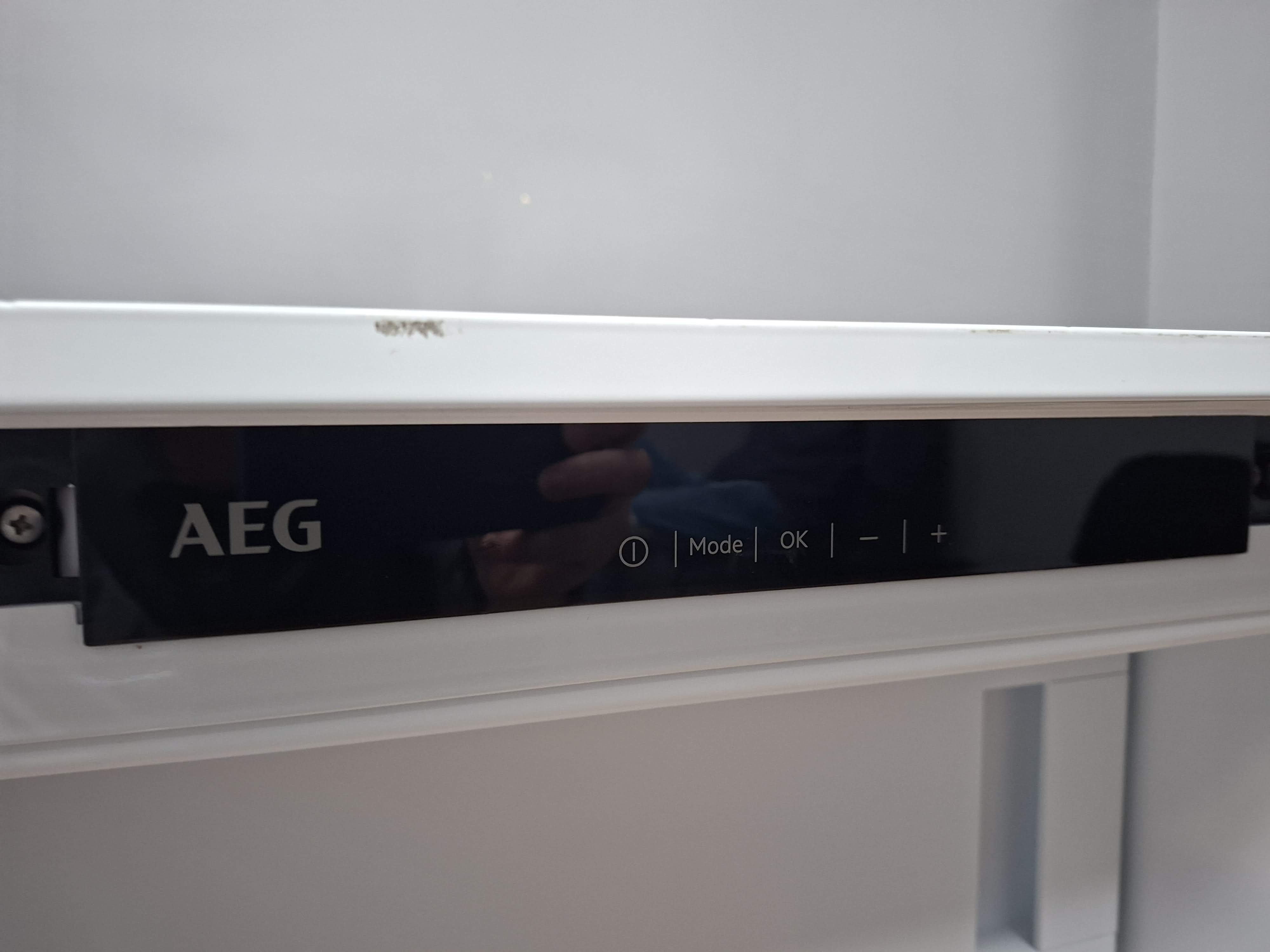 Ugradni Frižider Aeg TSF5O88WDF , 88 cm.