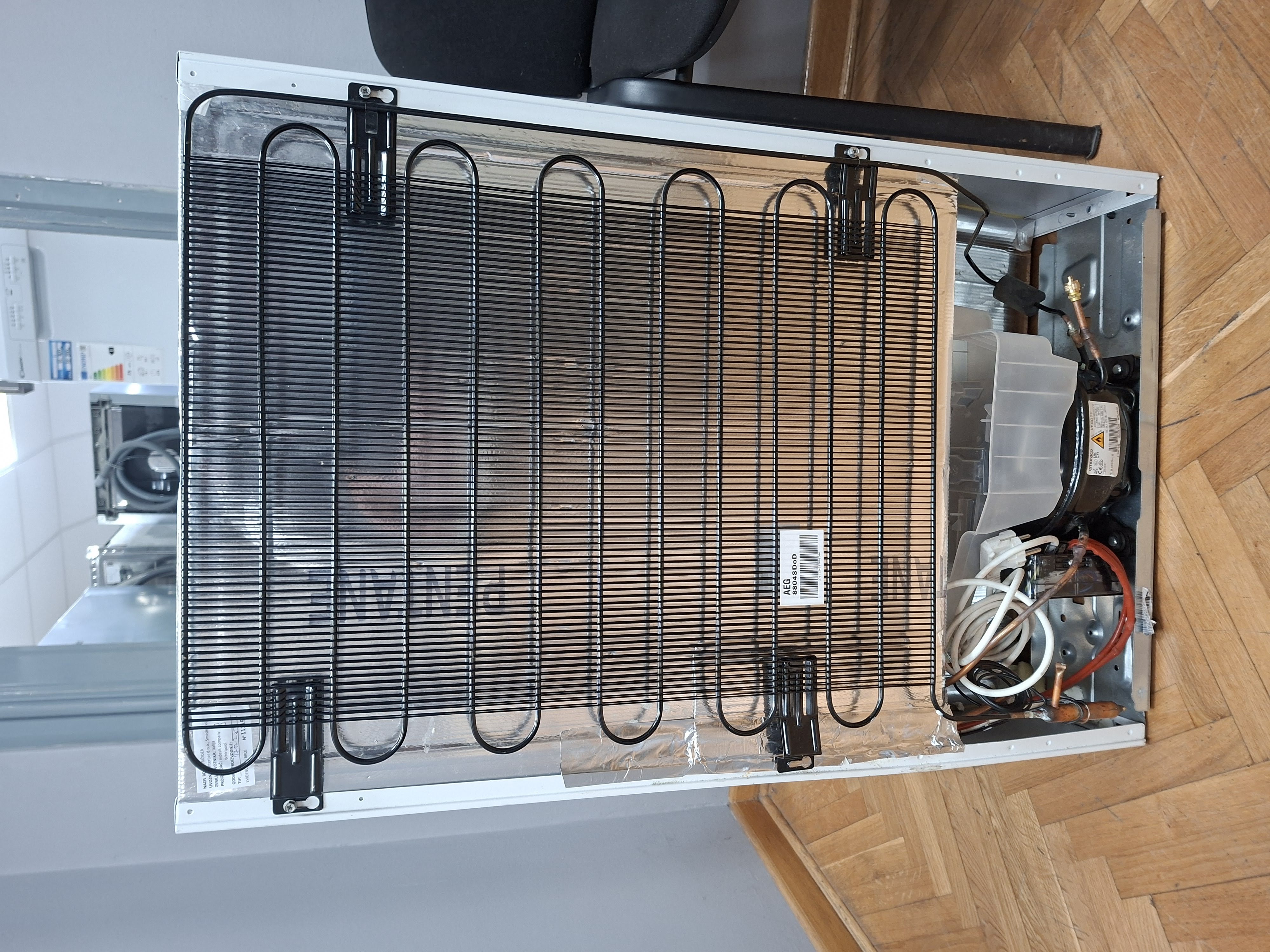 Ugradni Frižider Aeg TSF5O88WDF , 88 cm.