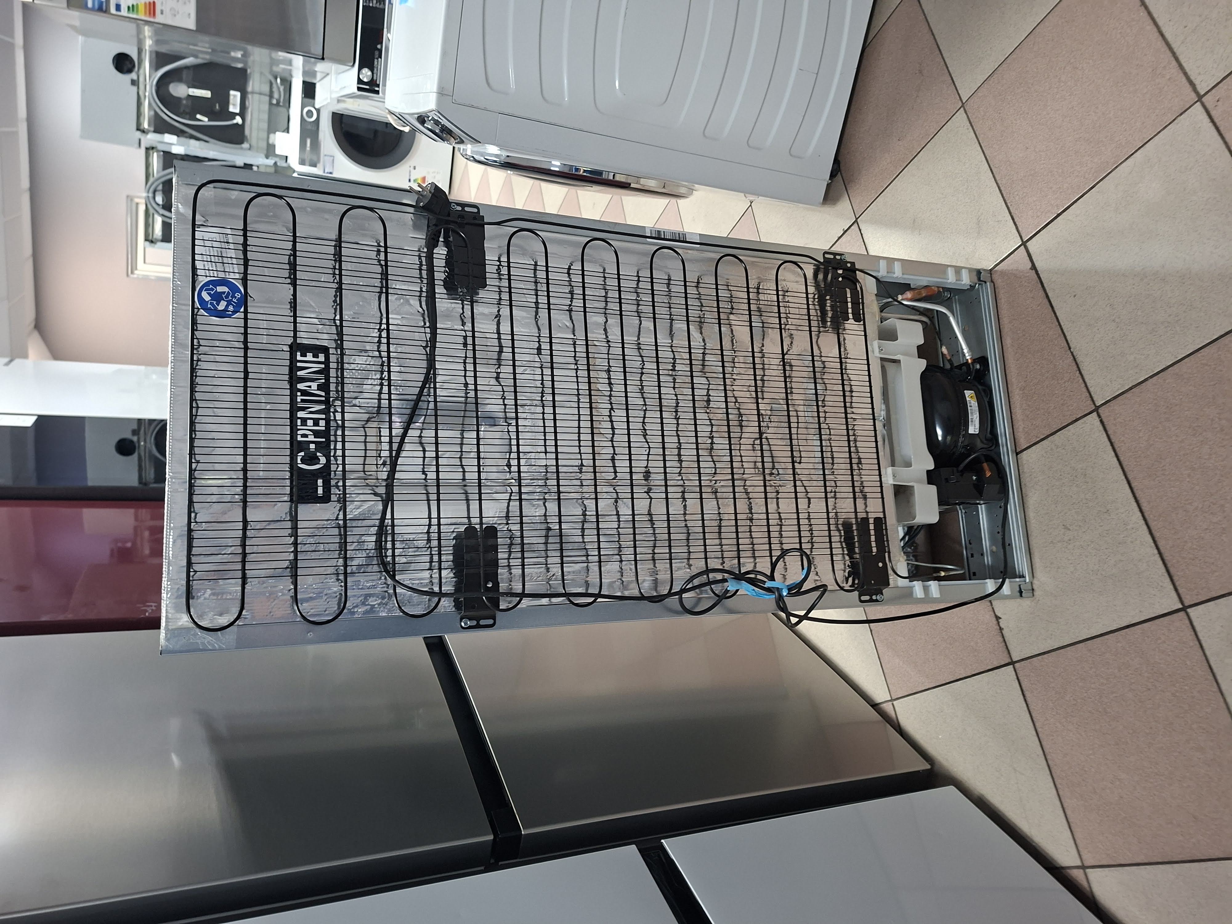 Ugradni Frižider Bauknecht KDI 12S2 , 122 cm.