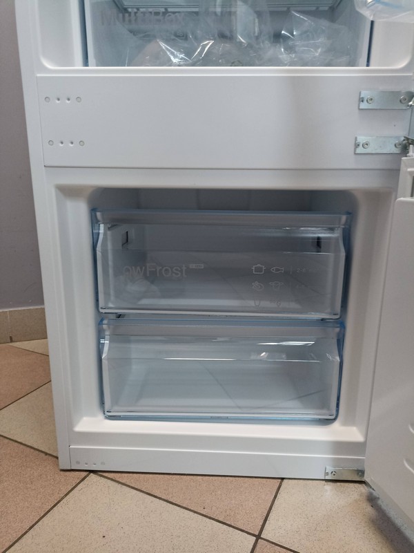 Ugradni frižider Bosch KIV67VSF0, 145cm