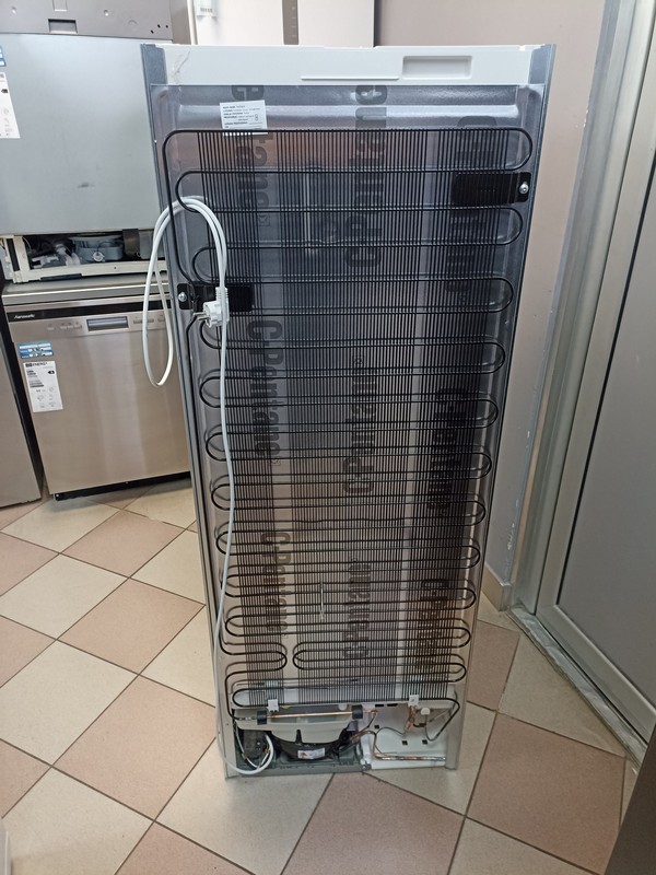Ugradni frižider Bosch KIV67VSF0, 145cm