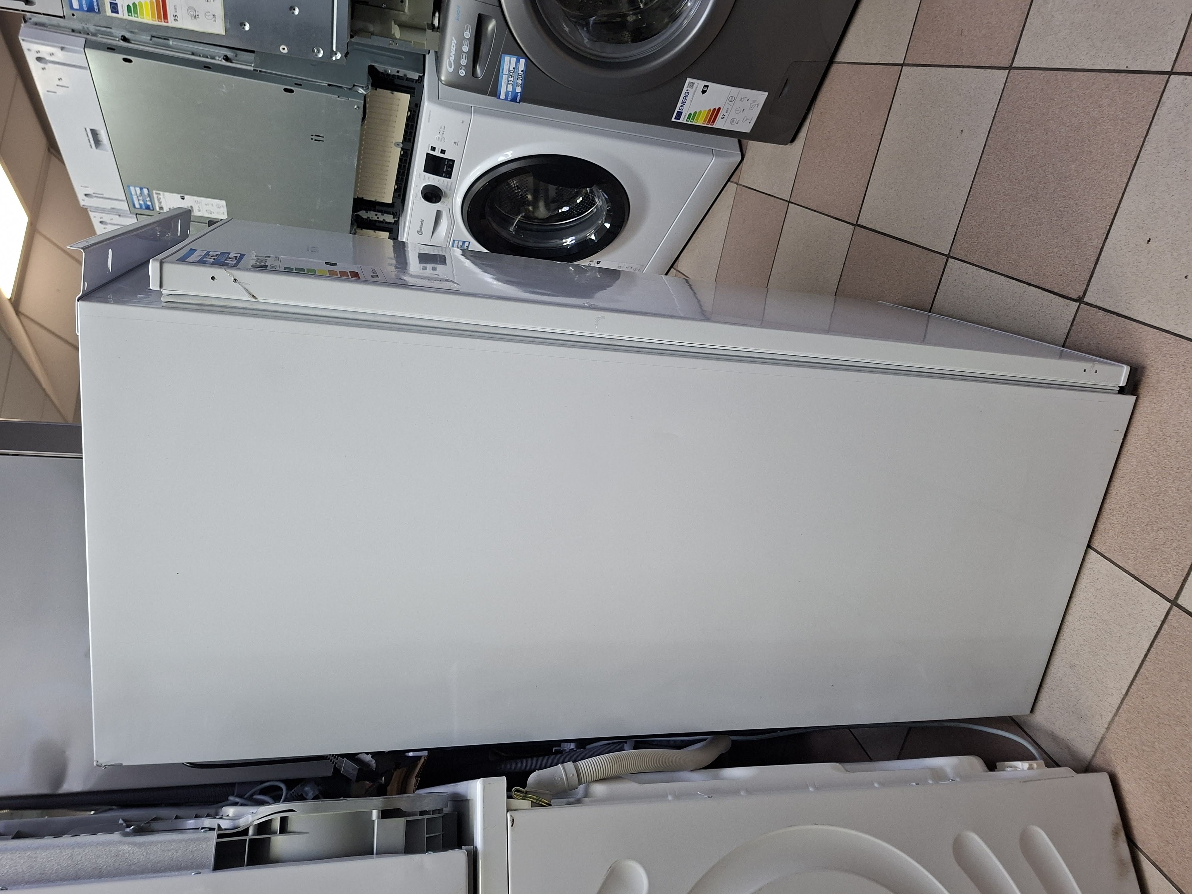 Ugradni frižider Candy CIL 220 EE/N, 122 cm