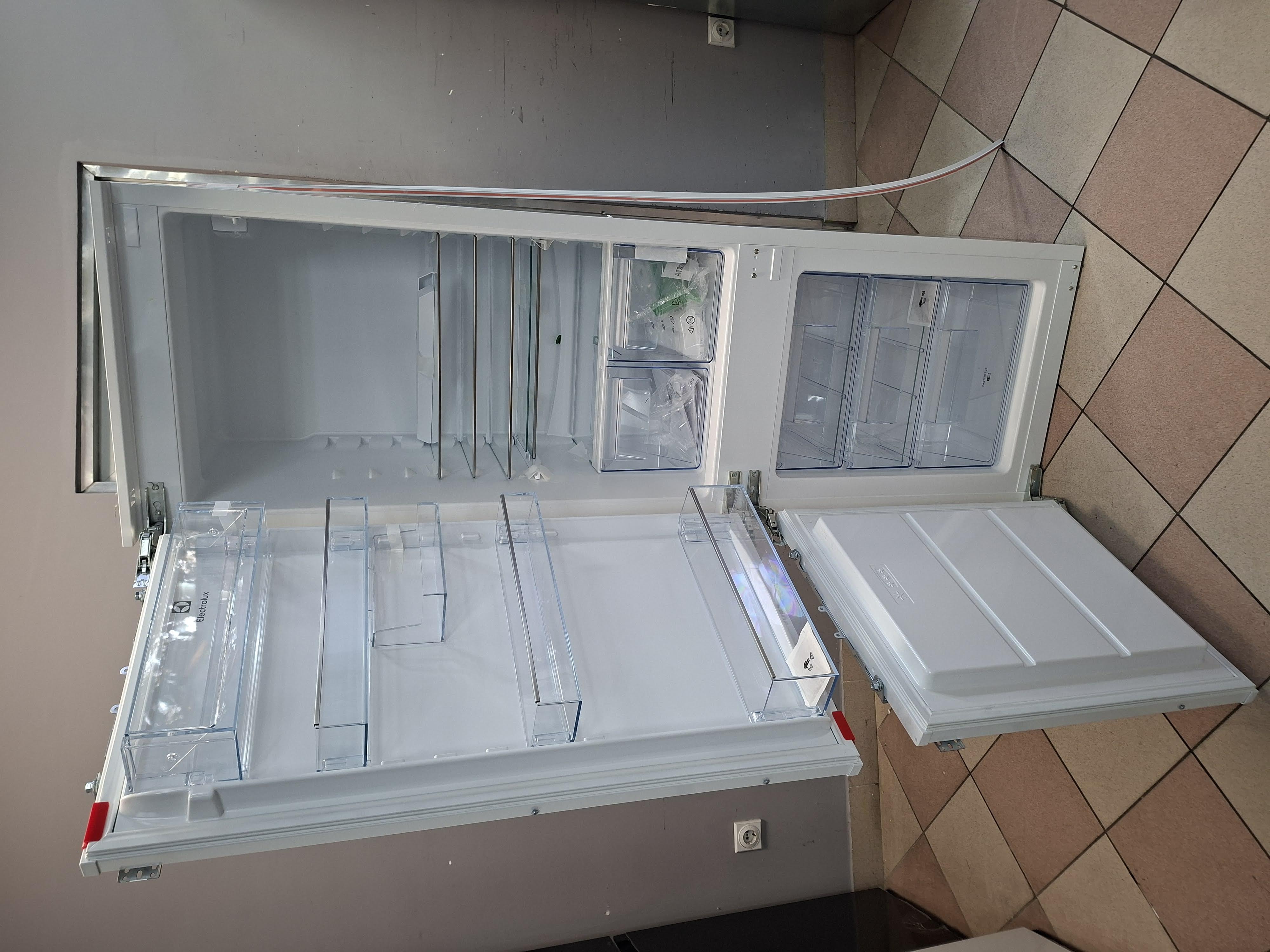 Ugradni Frižider Electrolux IK2720BL