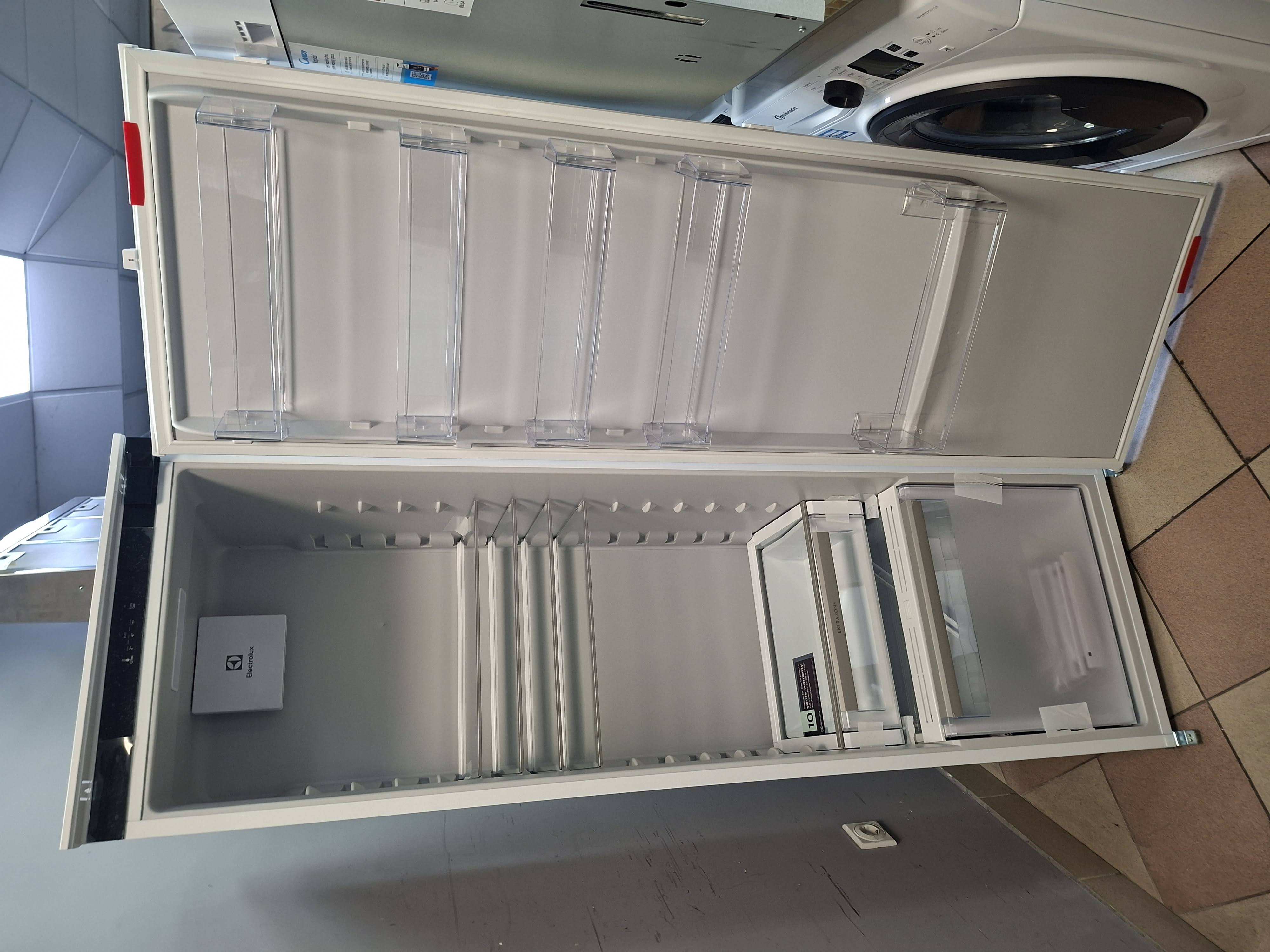 Ugradni Frižider Electrolux KRD6DE18S1 , 177cm.