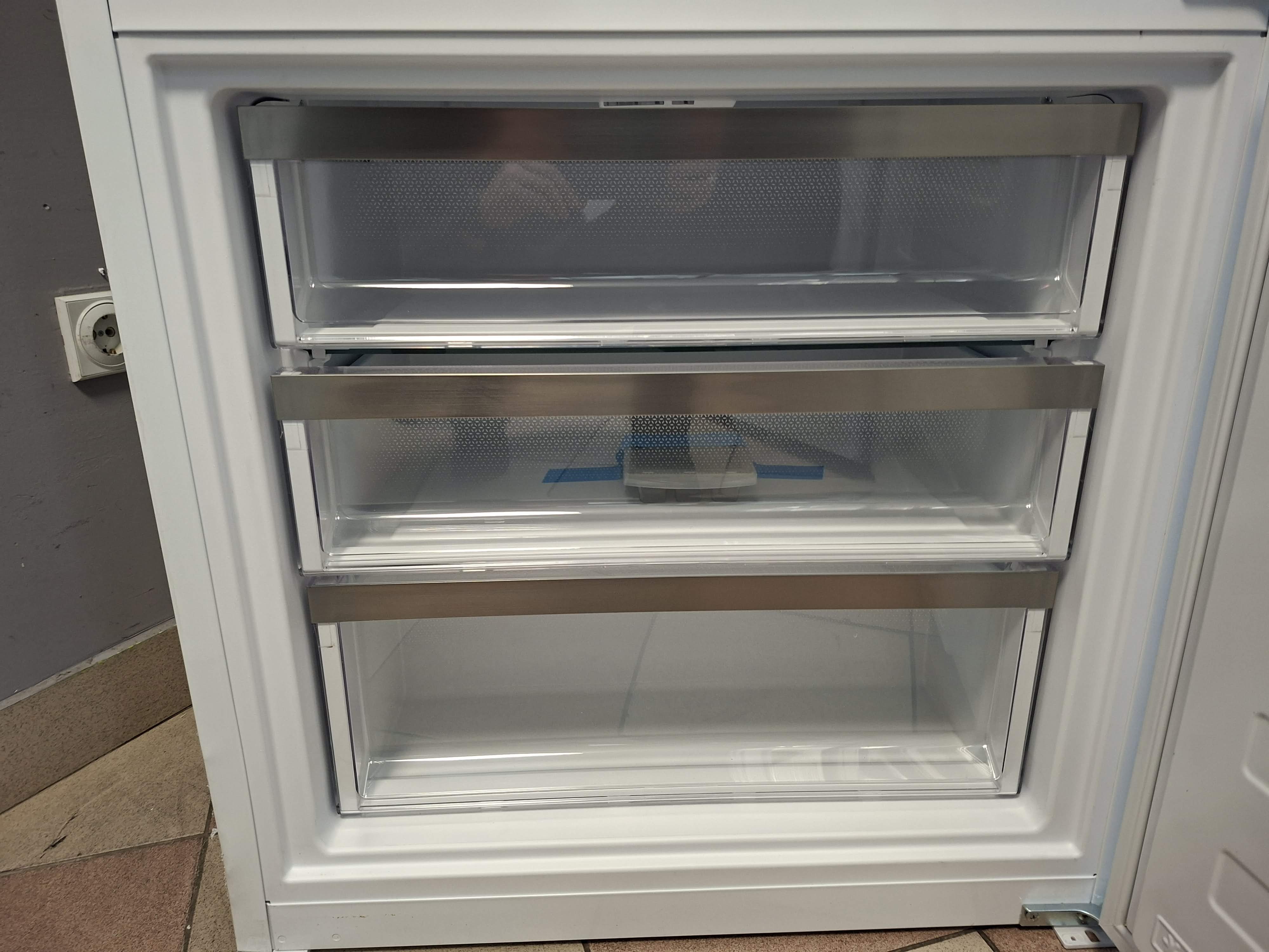 Ugradni Frižider Hotpoint Ariston BCB 4020 E , 69cm.