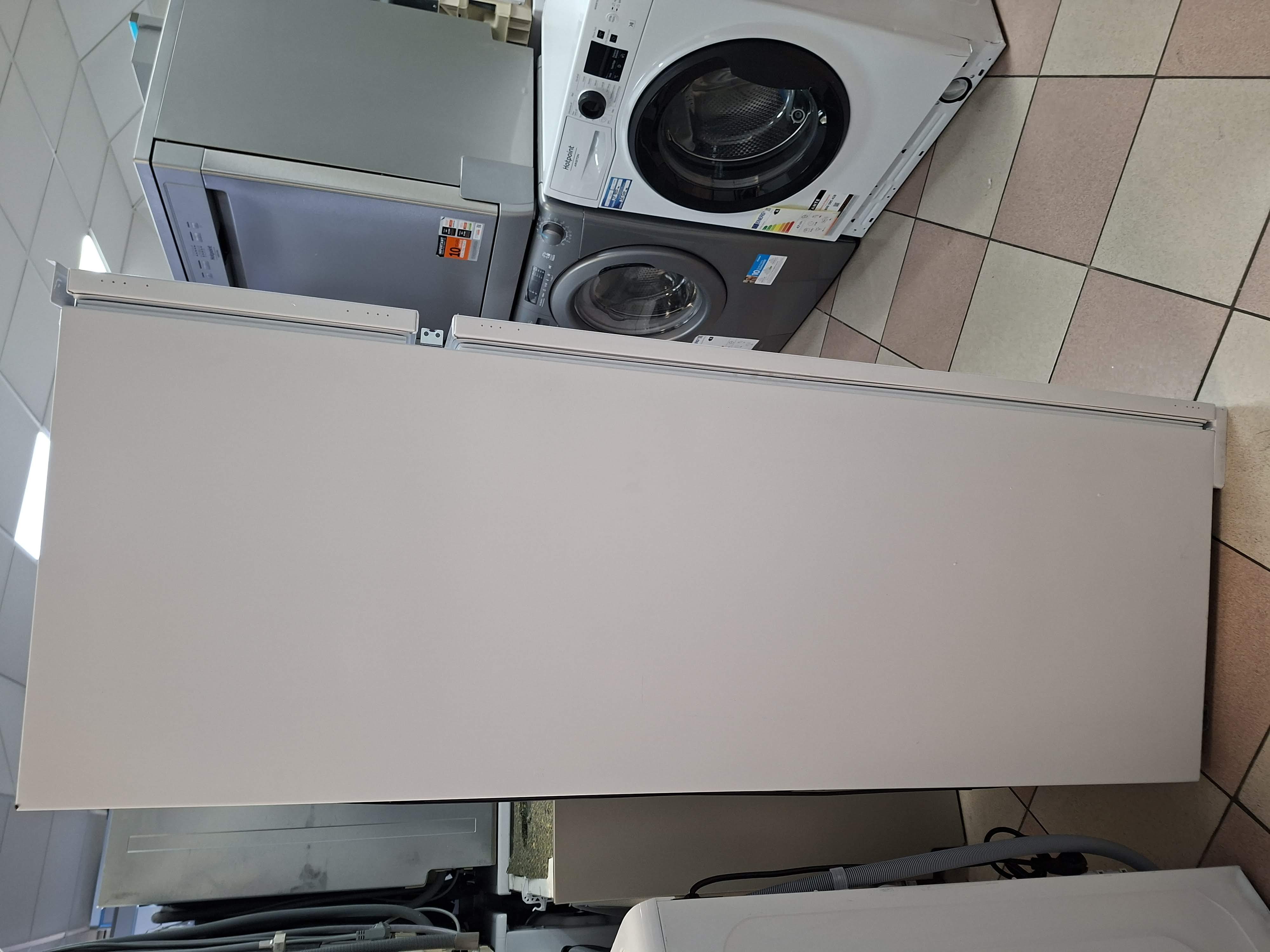 Ugradni frižider Indesit  I ND 2040 E, 145cm.
