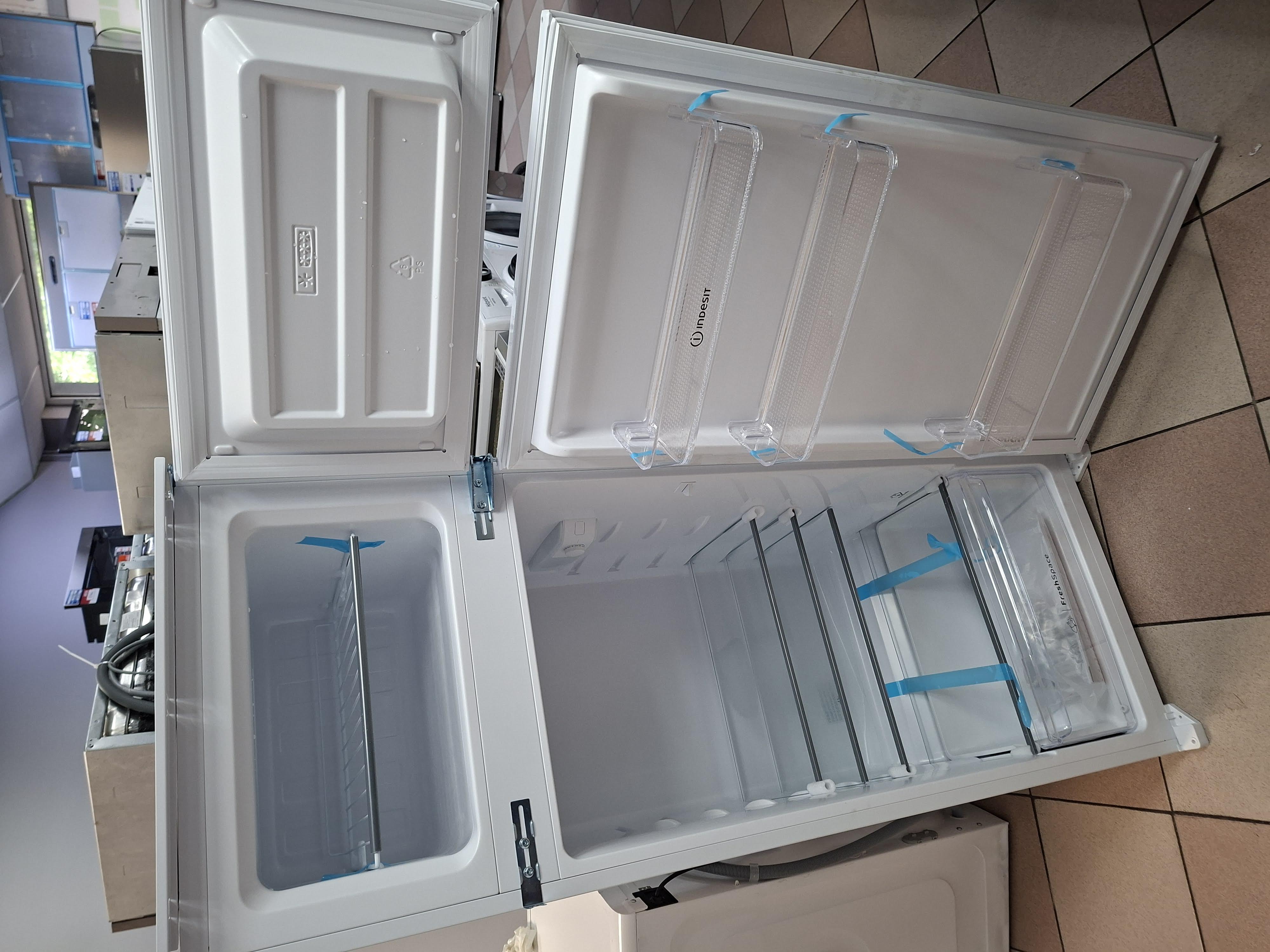 Ugradni frižider Indesit  I ND 2040 E, 145cm.