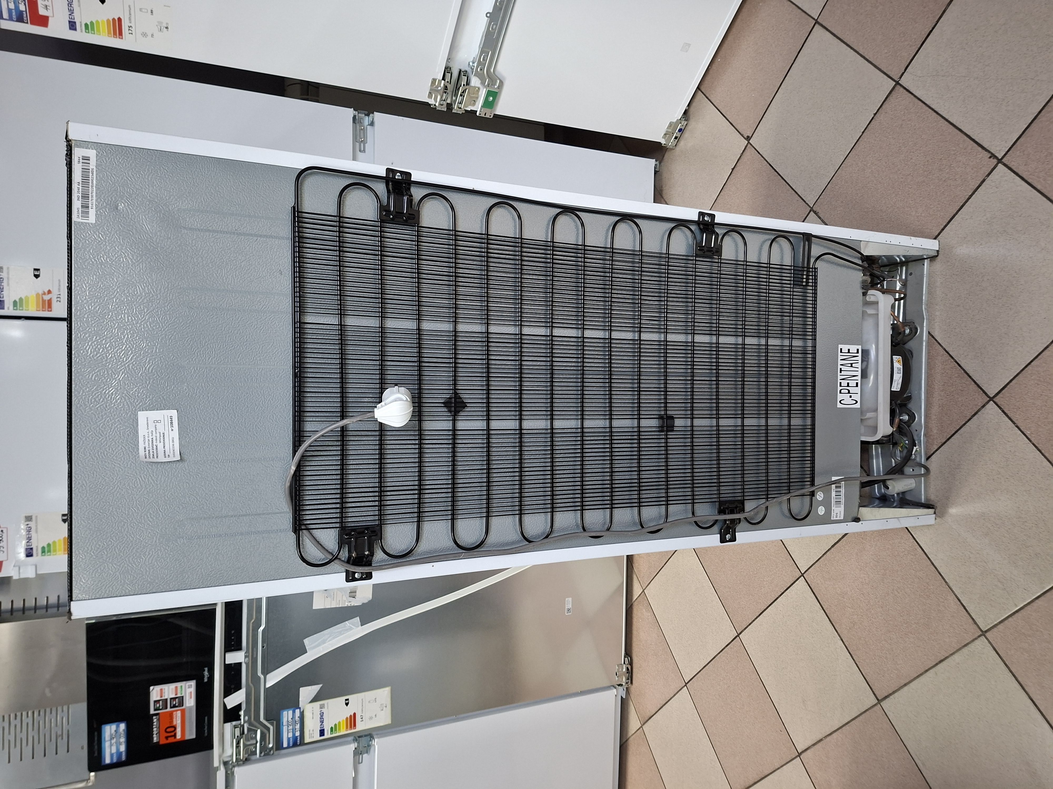 Ugradni frižider Indesit  IN D 2040 AA, 145cm.